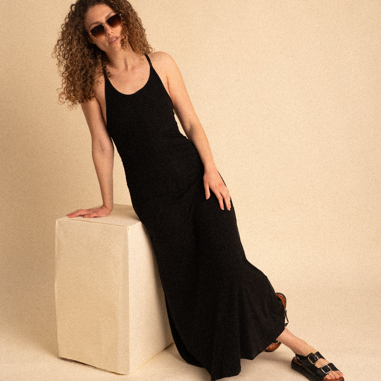 Abito lungo aderente in Tencel nero con arricciatura laterale