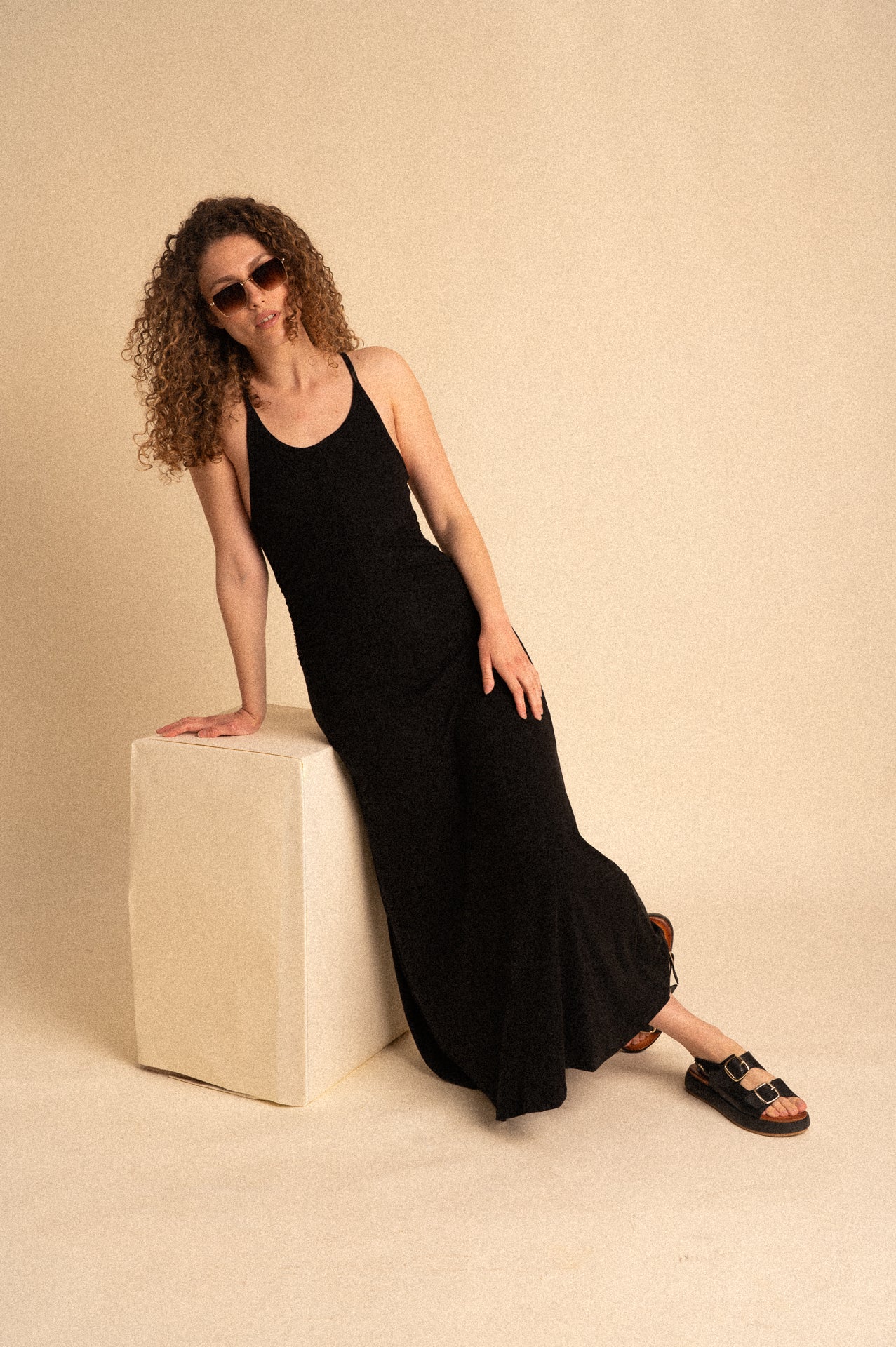 Abito lungo aderente in Tencel nero con arricciatura laterale