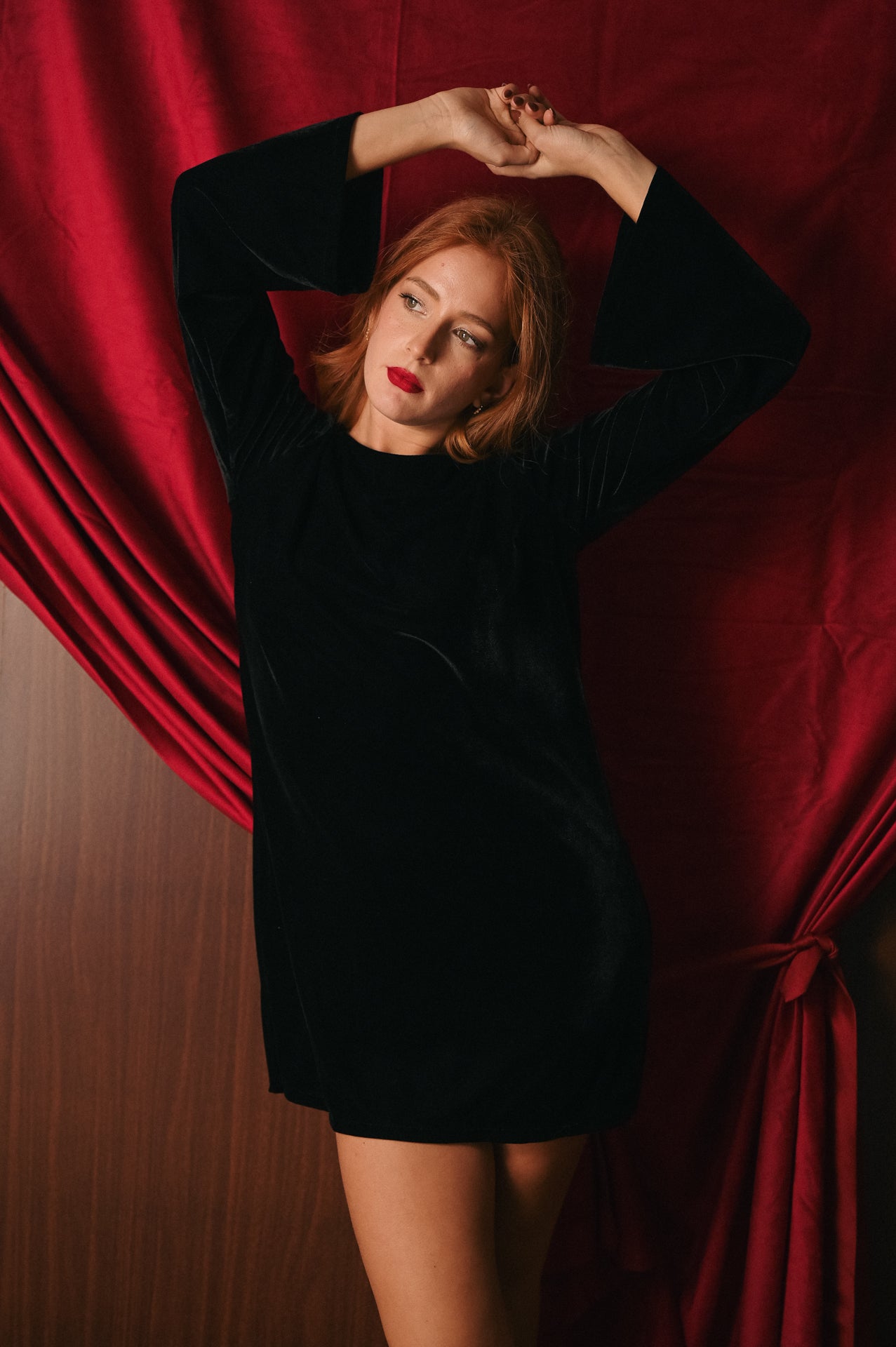 Abito nero in velluto con fiocco