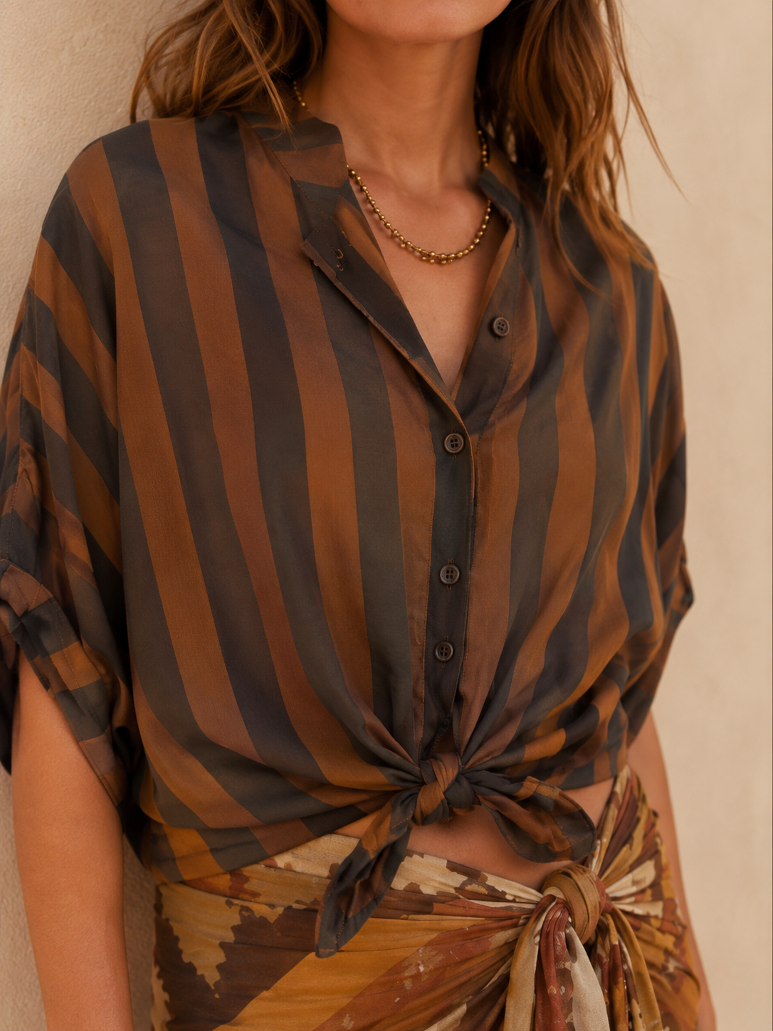 Camicia a righe marroni e terracotta con collo coreano