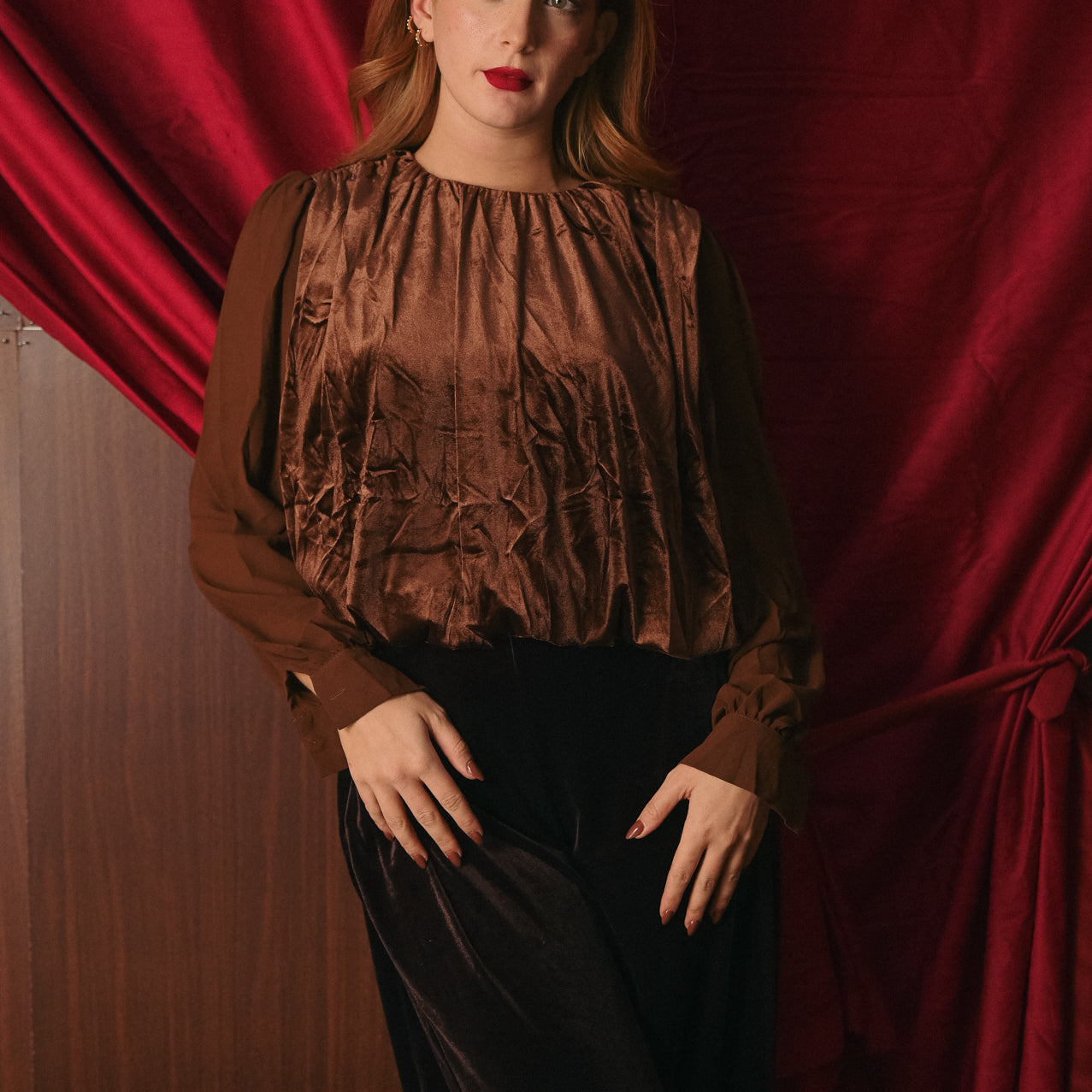 Blusa Donna Velluto Ruggine e Maniche Semi-Trasparenti | Camicetta Elegante Contrasto Texture