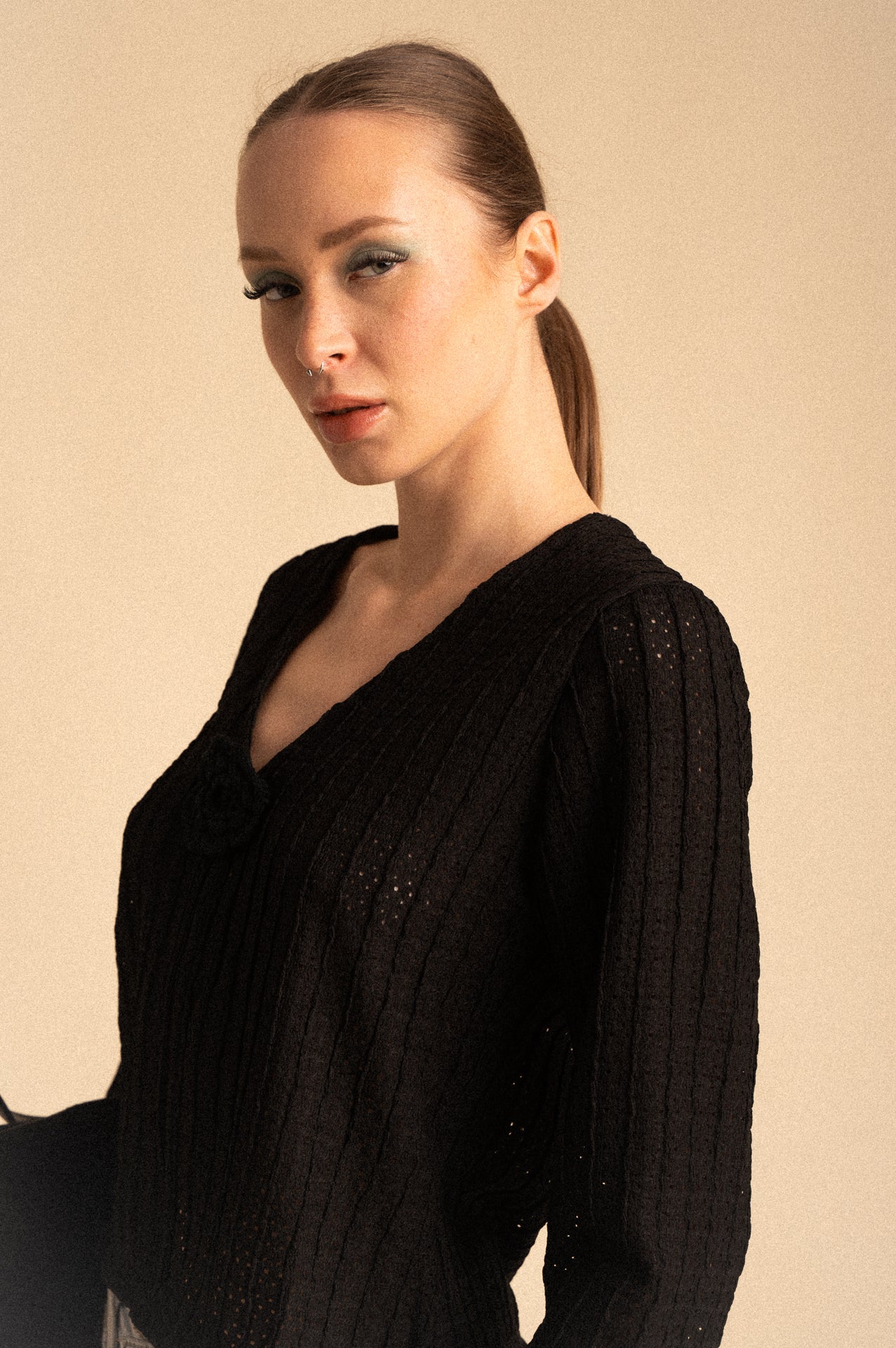 Cardigan Nero Traforato a Coste con Rosa Crochet