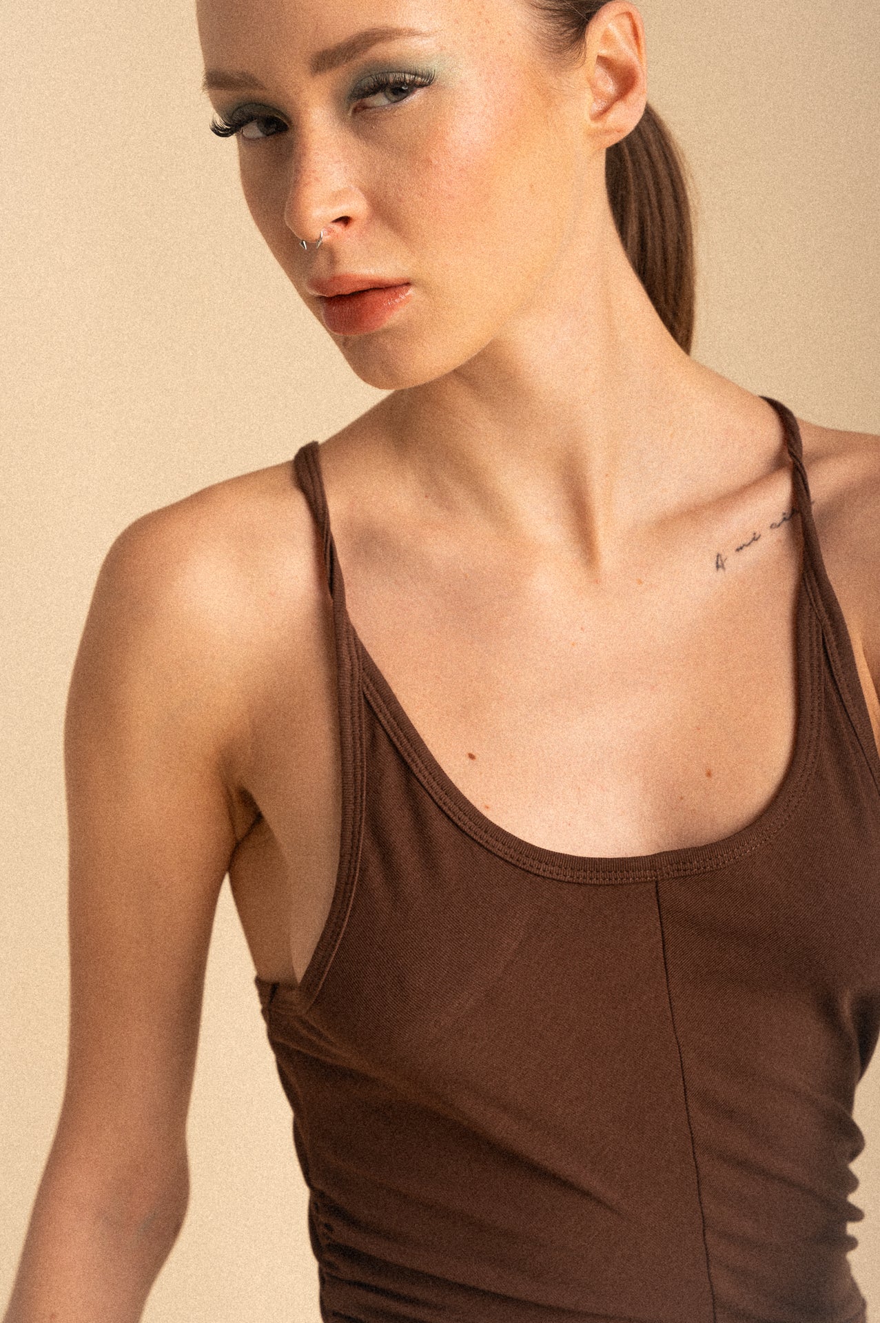 Abito Lungo Bodycon Hudson – Marrone con Drappeggio Laterale