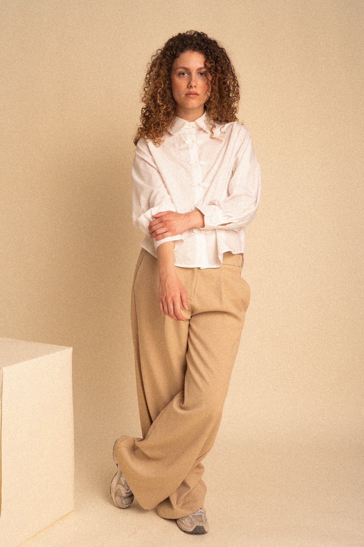 Camicia Donna Bianca in Cotone con Chiusura Nodi Cinesi e Dettagli Ricamati