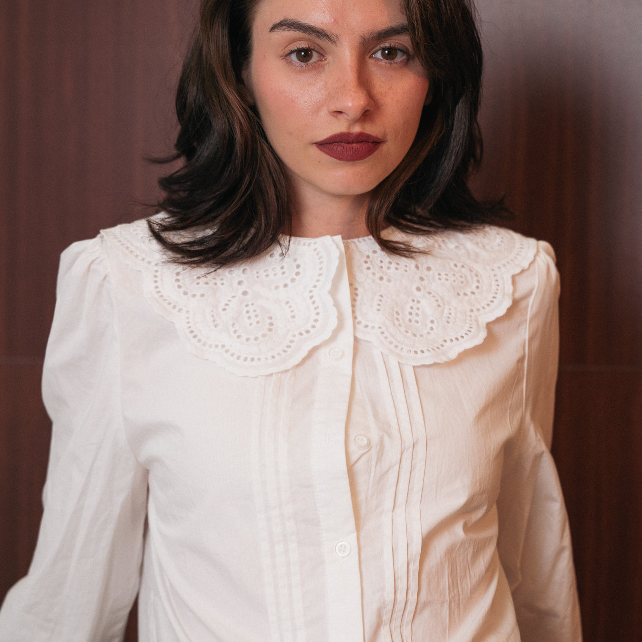 Camicia bianca in sangallo con maxi colletto