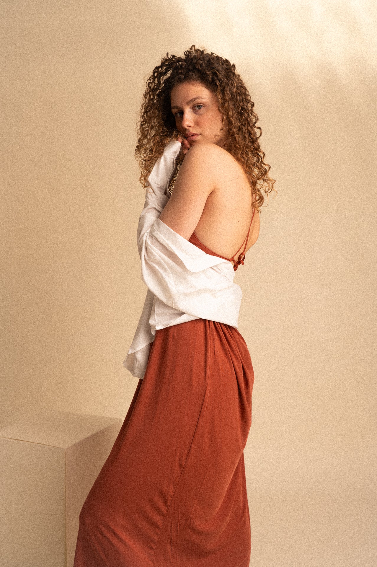 Abito Lungo Donna in Tencel Terracotta Calda con Schiena Incrociata