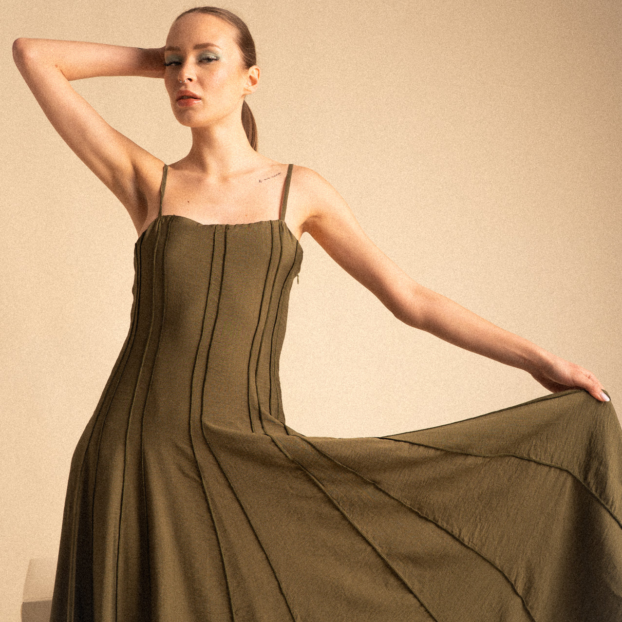 Abito Avenue Lungo Khaki a Spalline con Struttura a Pannelli