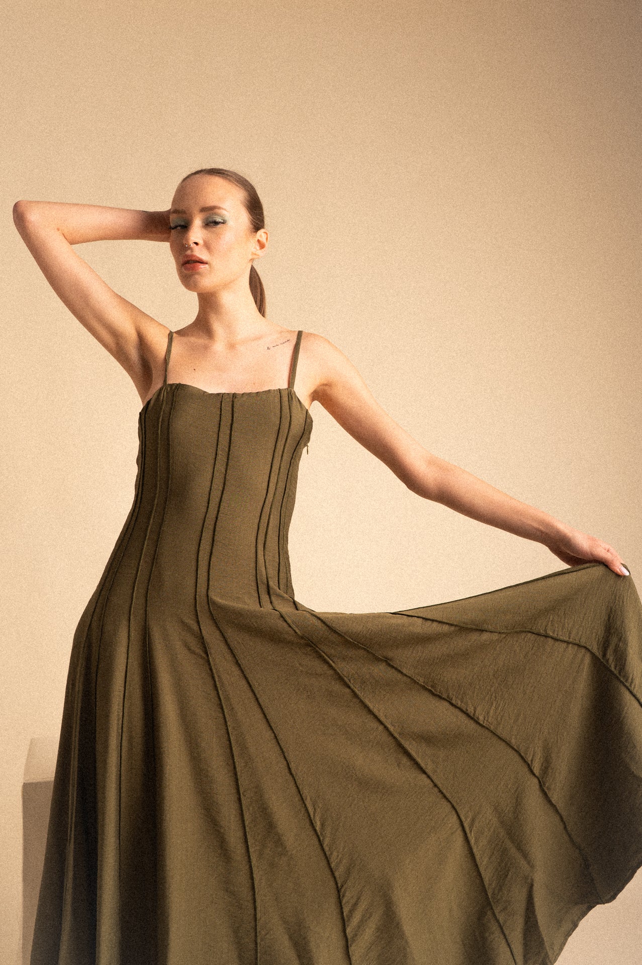 Abito Avenue Lungo Khaki a Spalline con Struttura a Pannelli