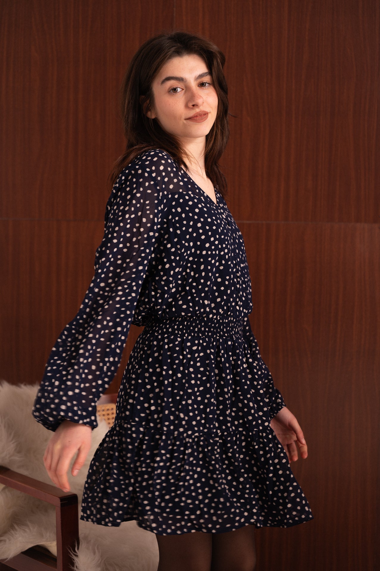 Abito corto blu a pois con vita arricciata