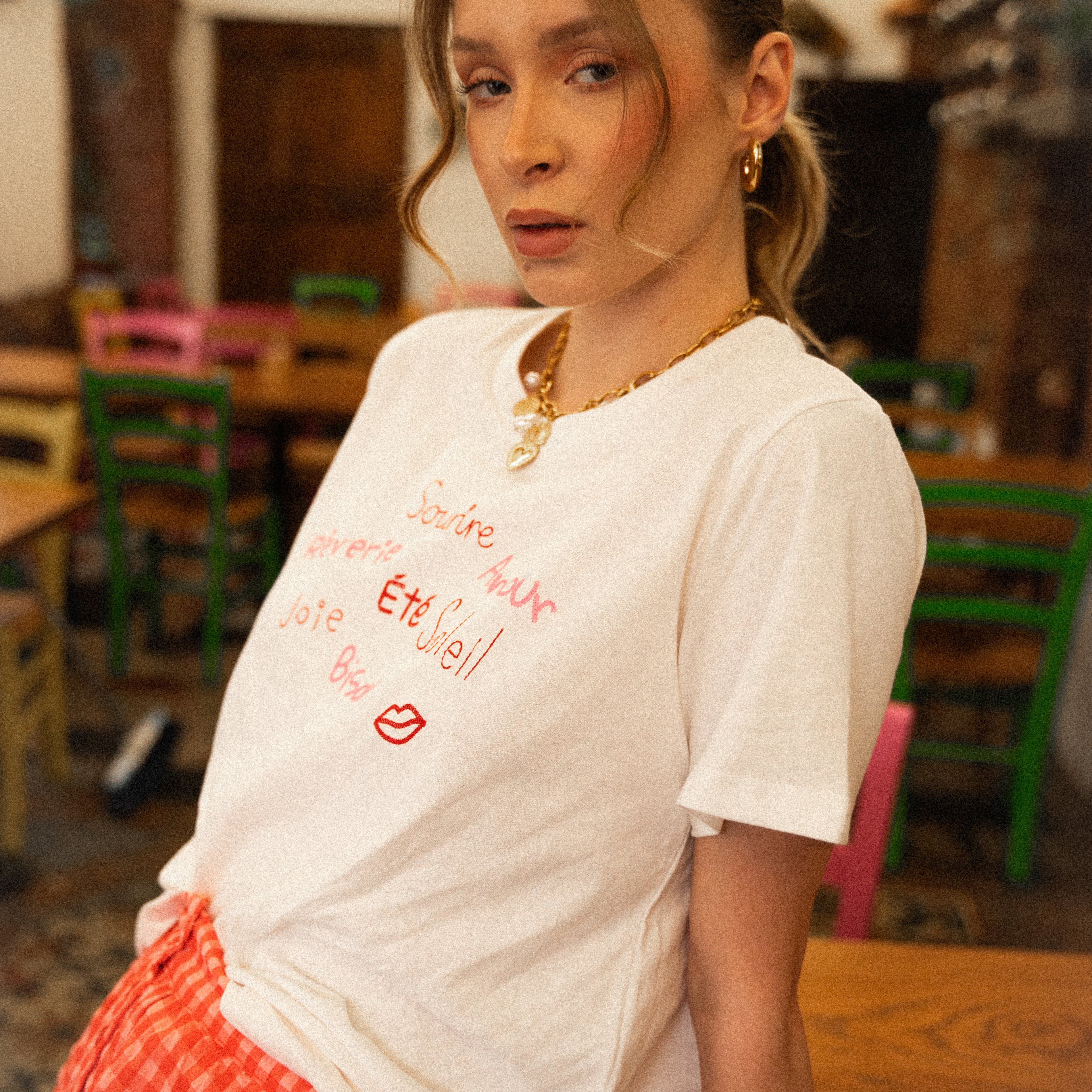 T-shirt bianca con scritte ricamate
