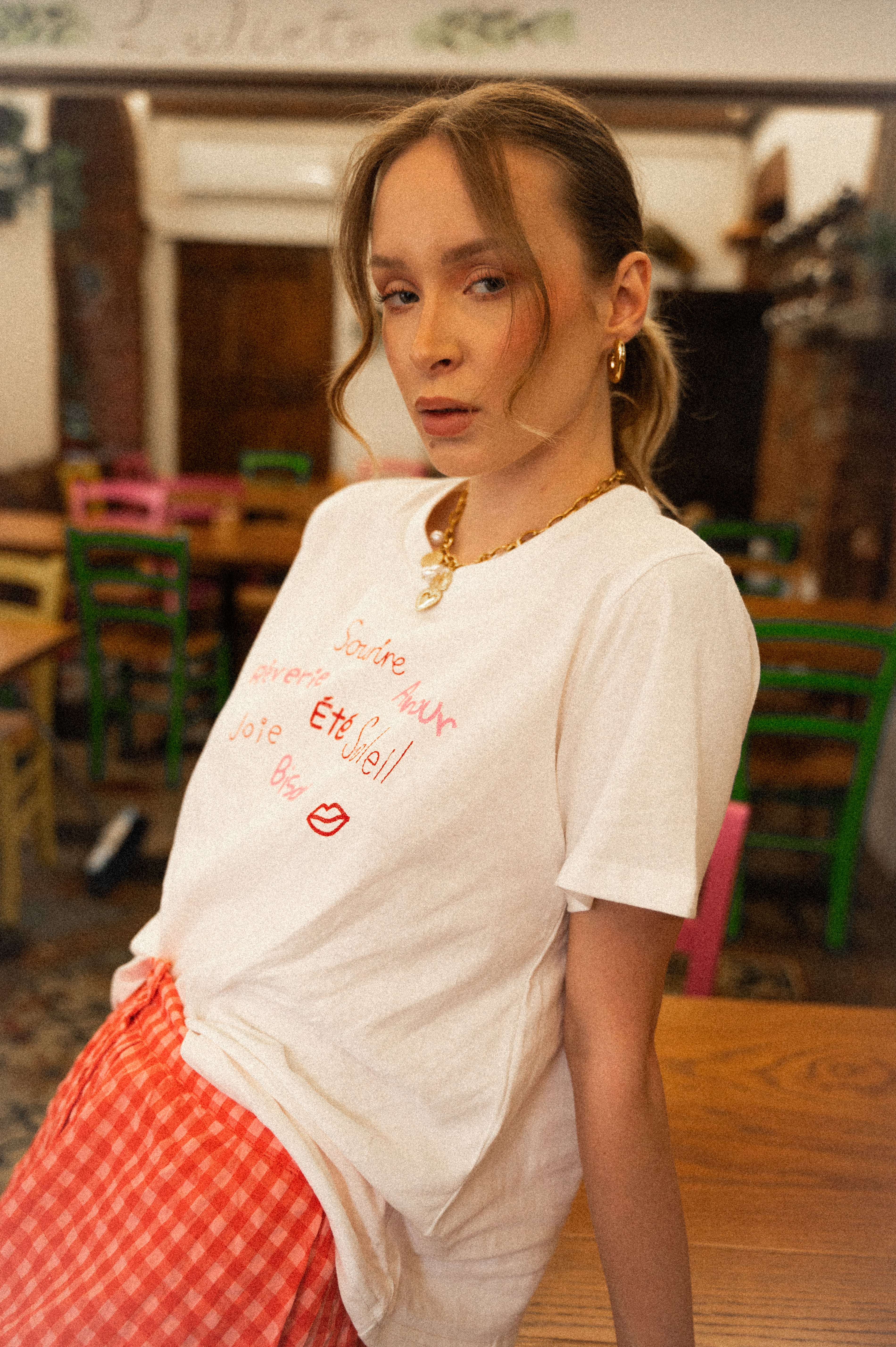 T-shirt bianca con scritte ricamate