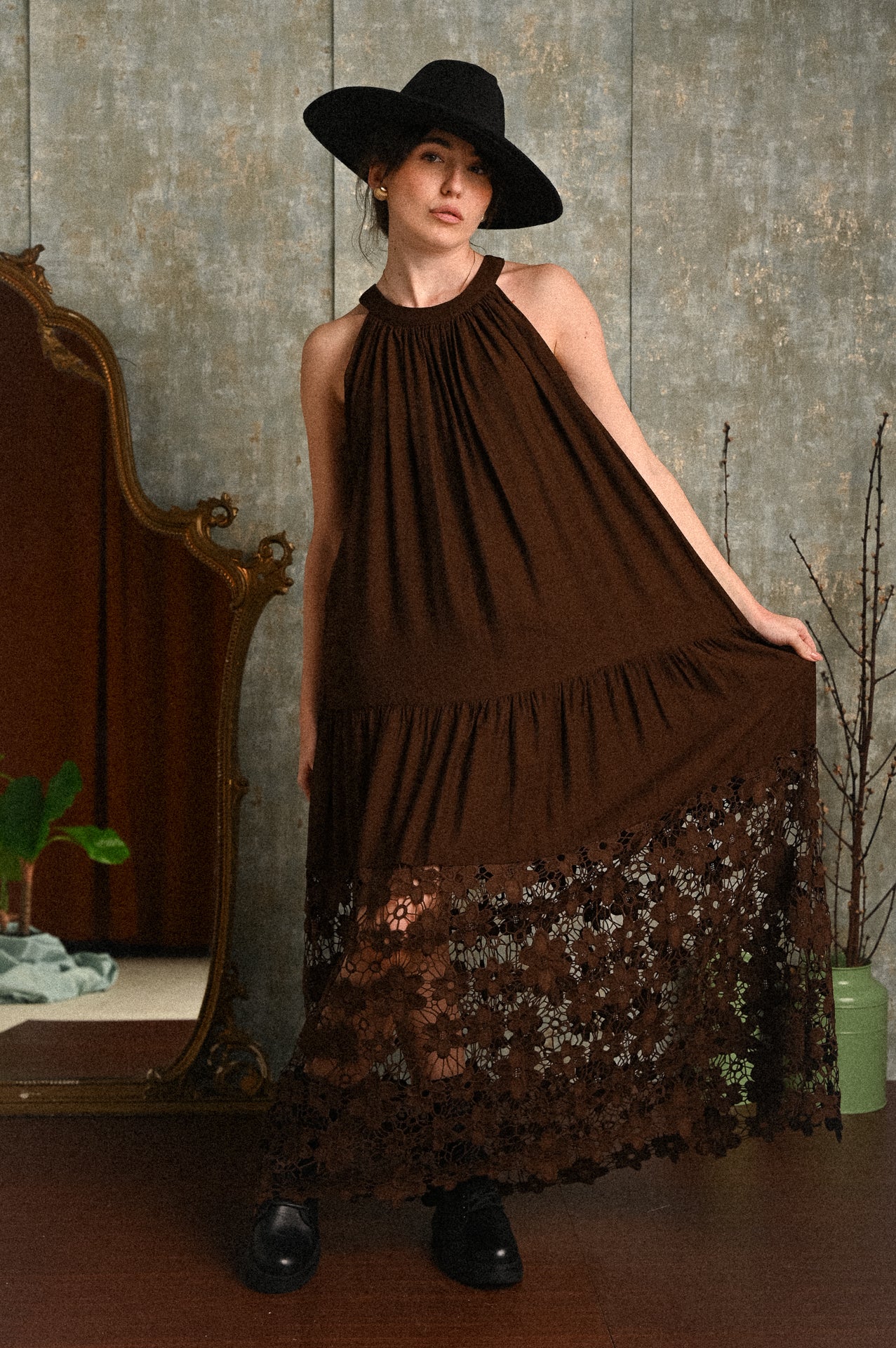 Abito Lungo Marrone in Pizzo | Abito Halter Neck a Balze Elegante