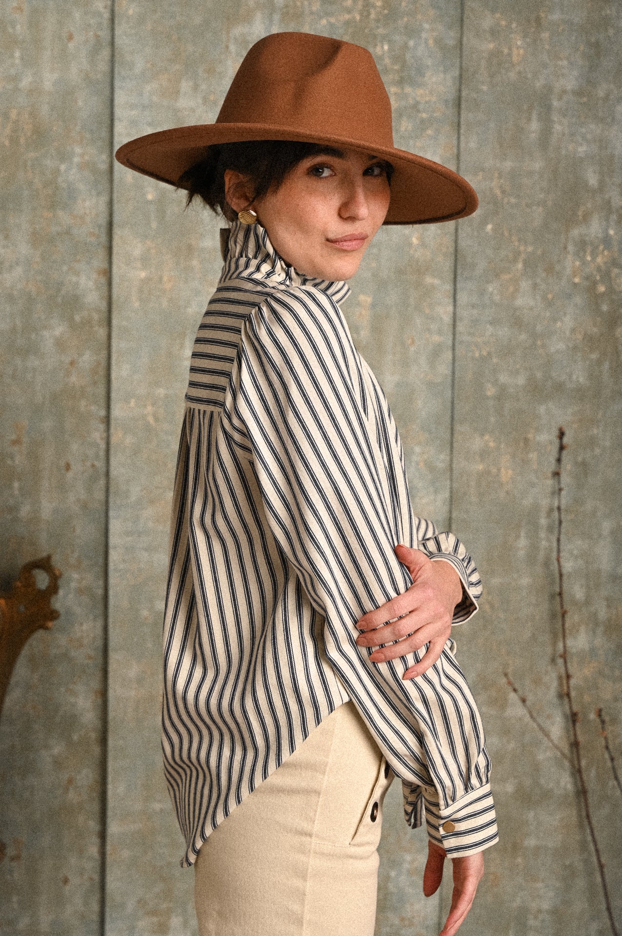 Camicia Violetta a righe con colletto alto