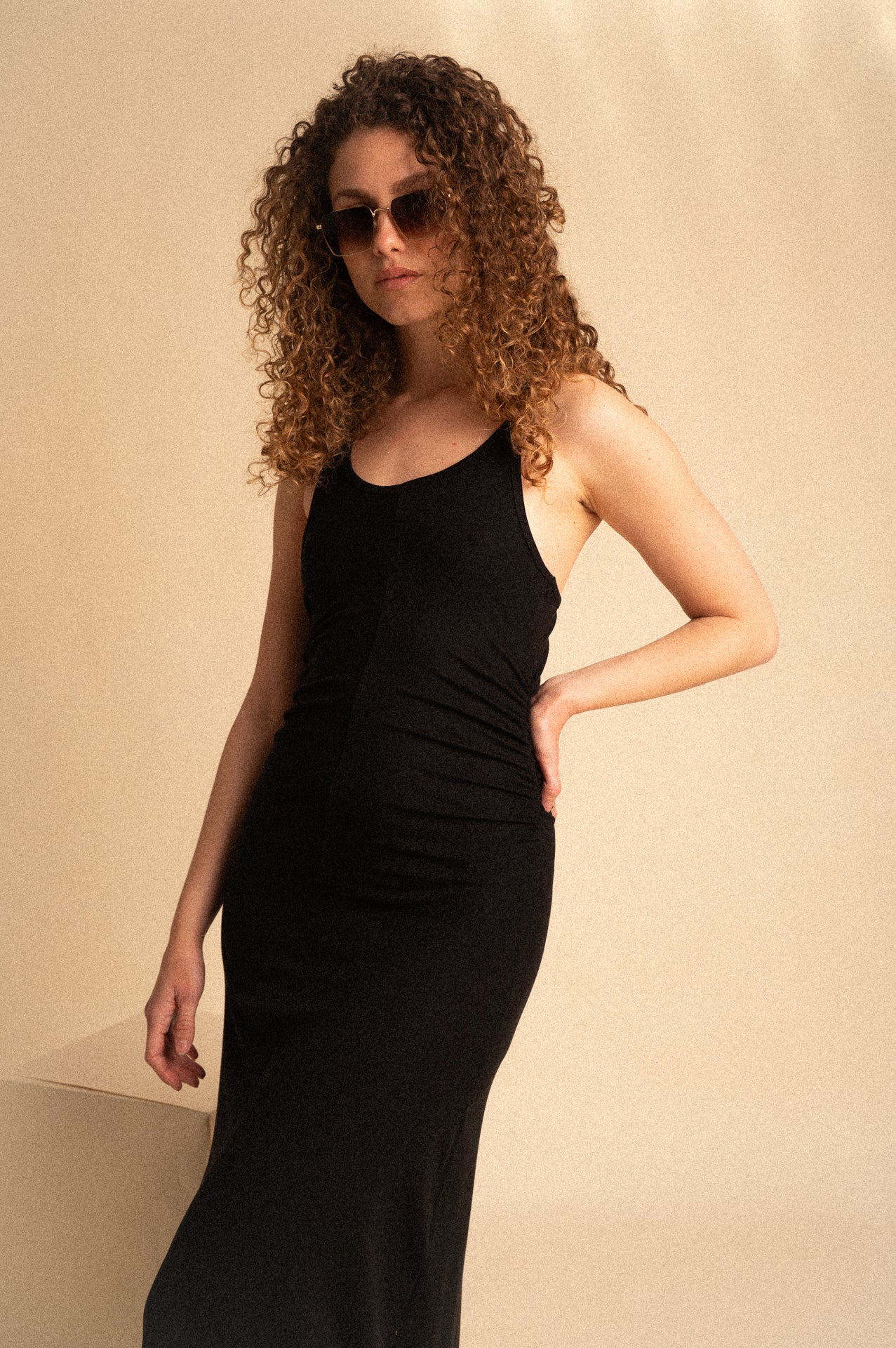 Abito lungo aderente in Tencel nero con arricciatura laterale