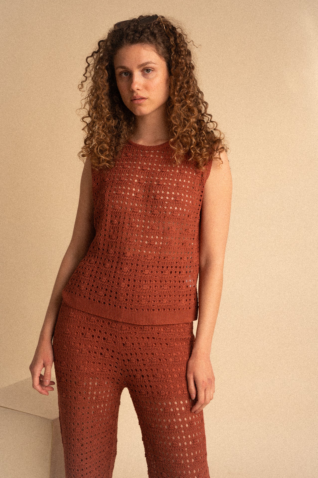 Top Smanicato Traforato in Cotone – Color Terracotta