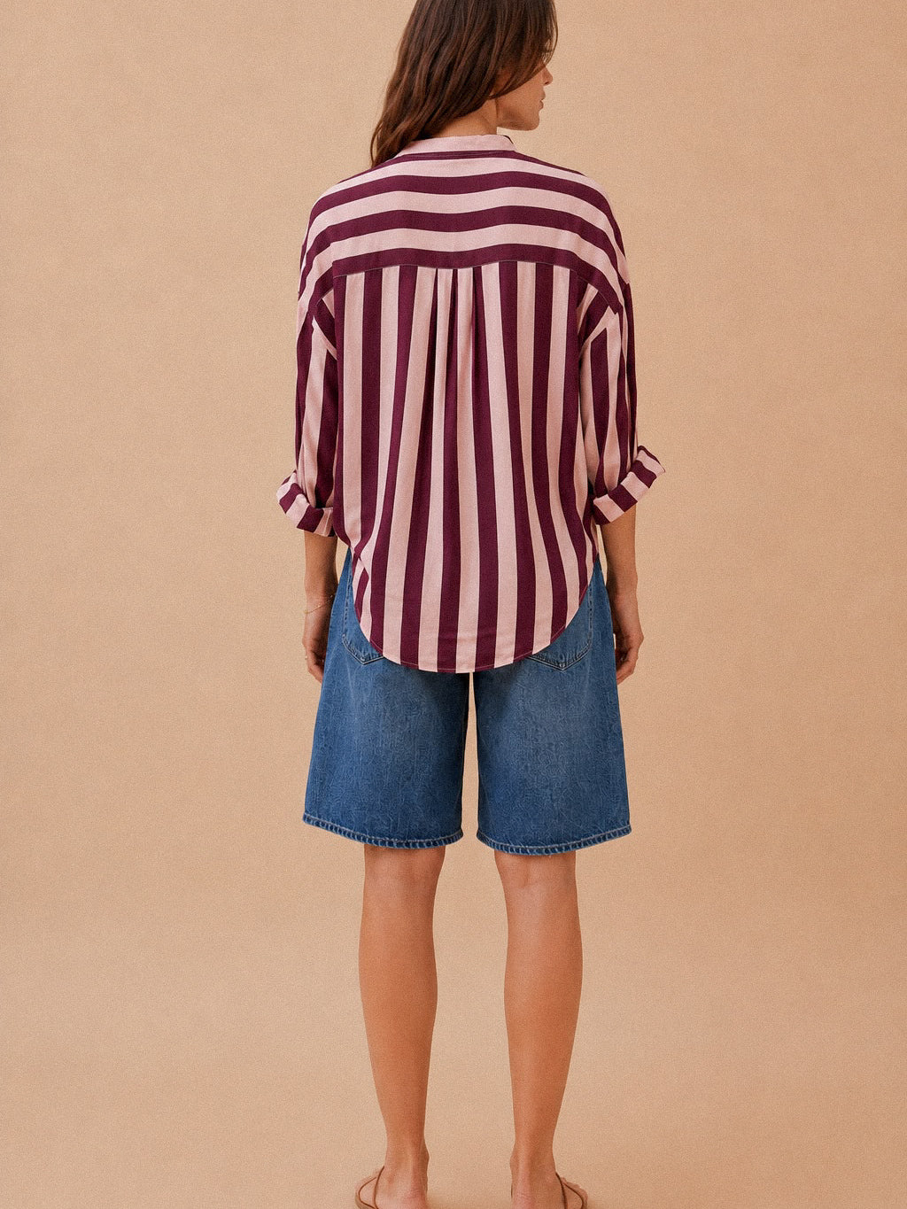 Camicia con collo coreano rosa tenue con righe lampone