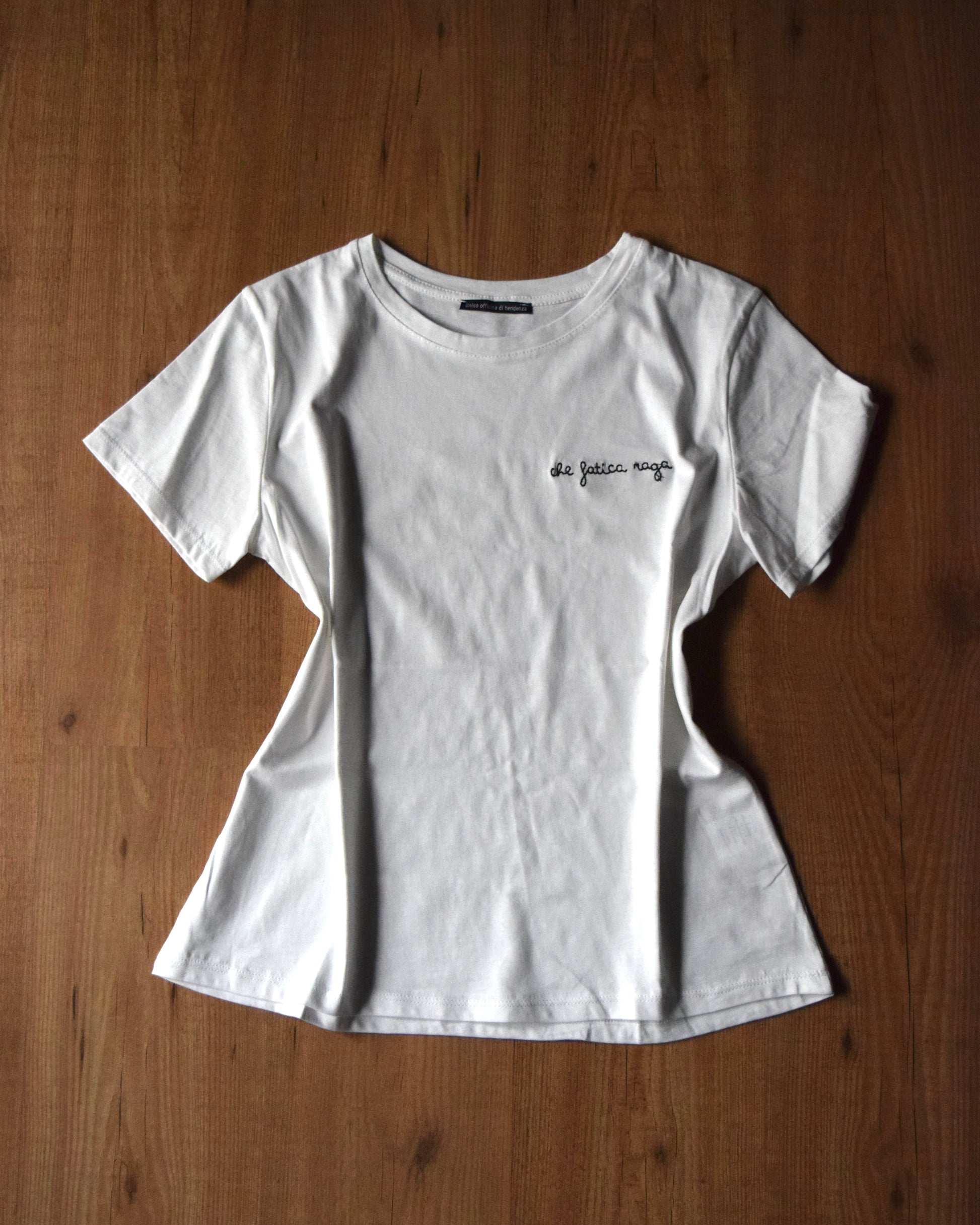 T-shirt bianche con scritte ricamate