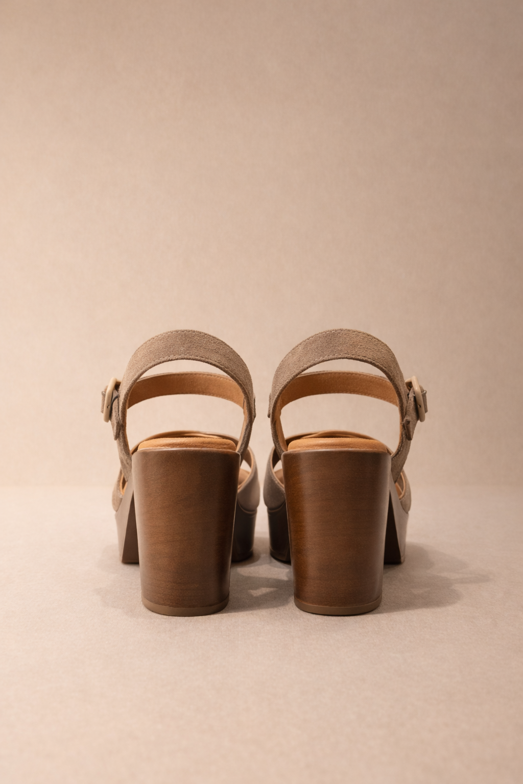 Sandalo in Pelle Taupe con Tacco Largo e Plateau
