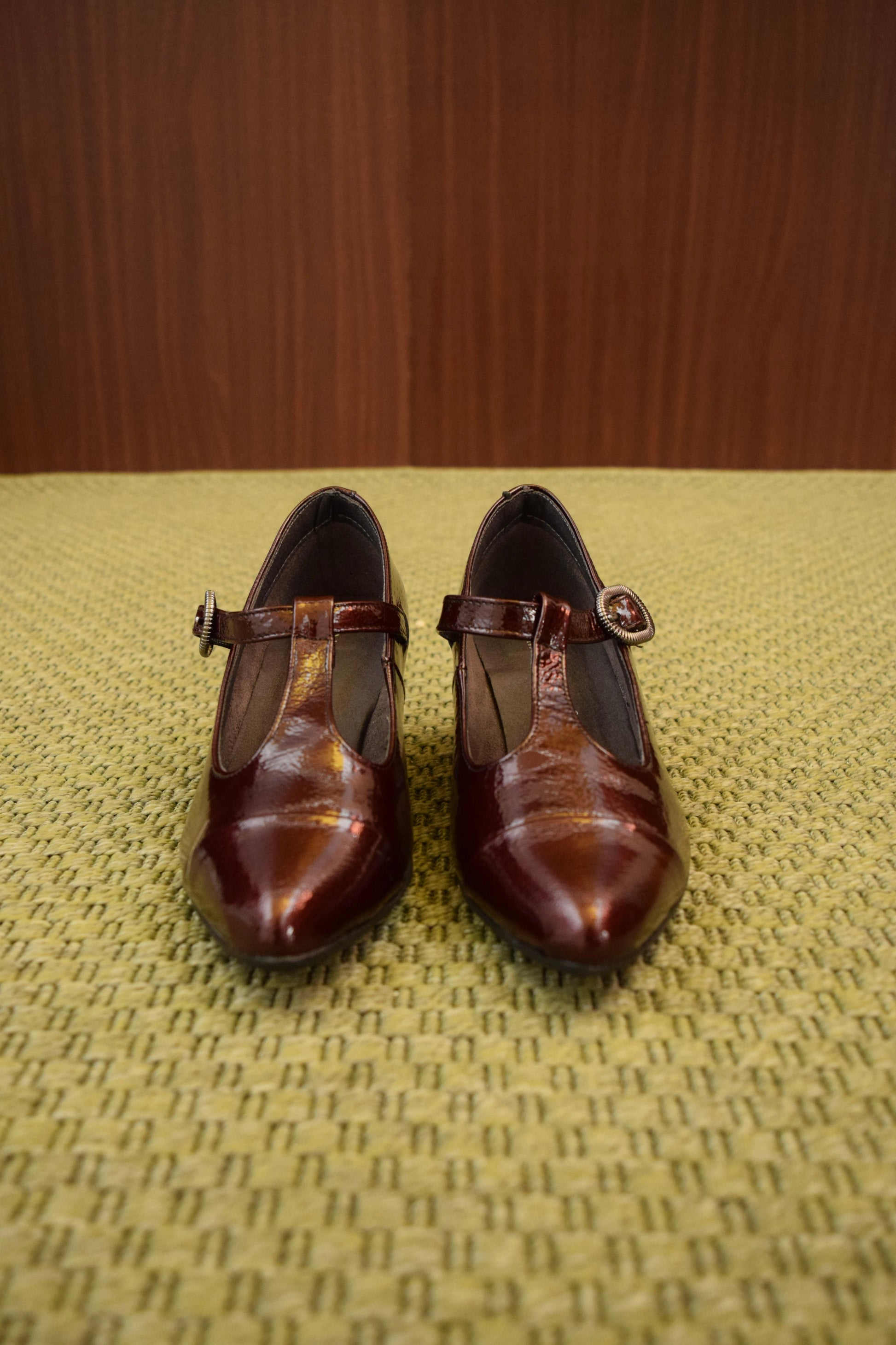 Scarpe Mary Jane da donna in pelle lucida con tacco rocchetto bordeaux