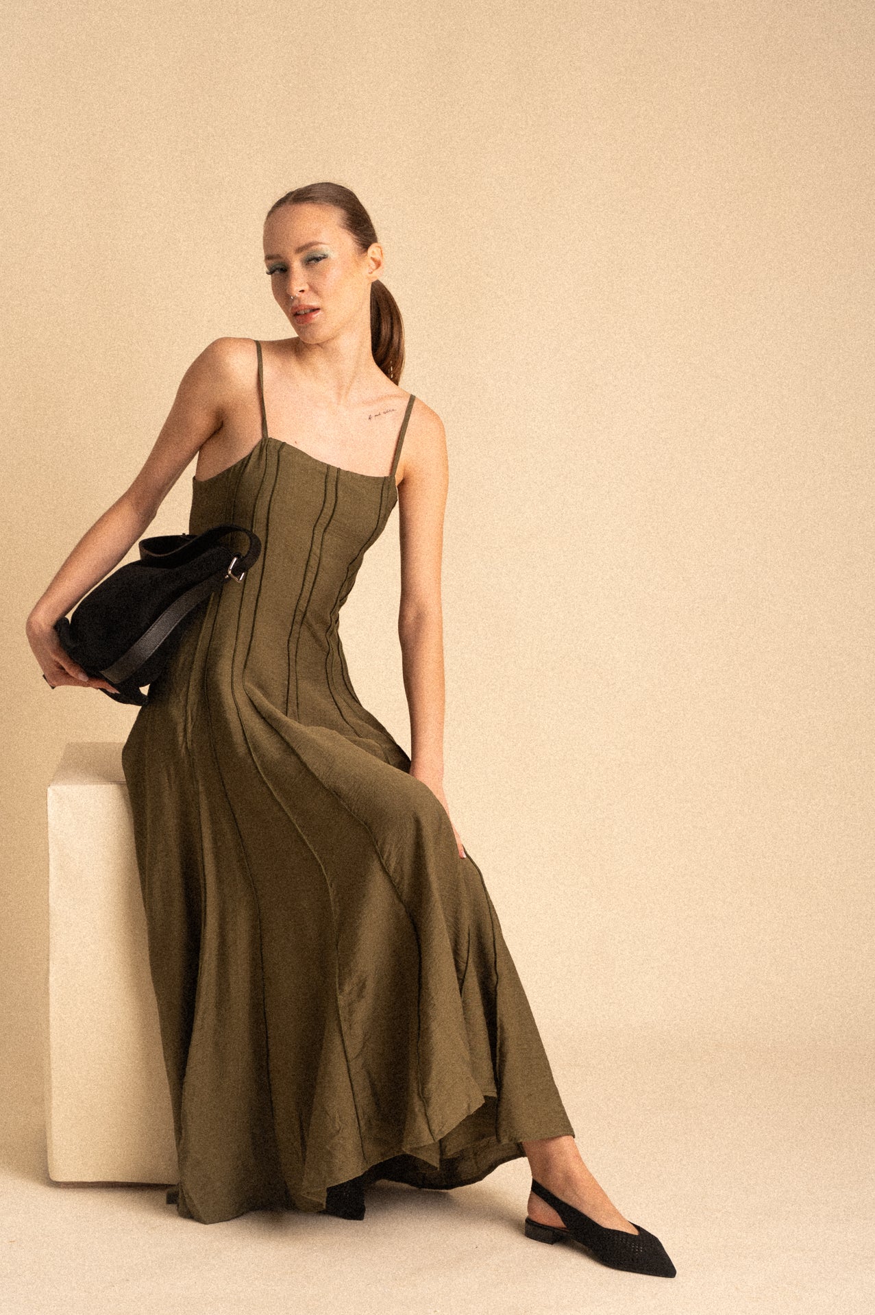 Abito Avenue Lungo Khaki a Spalline con Struttura a Pannelli