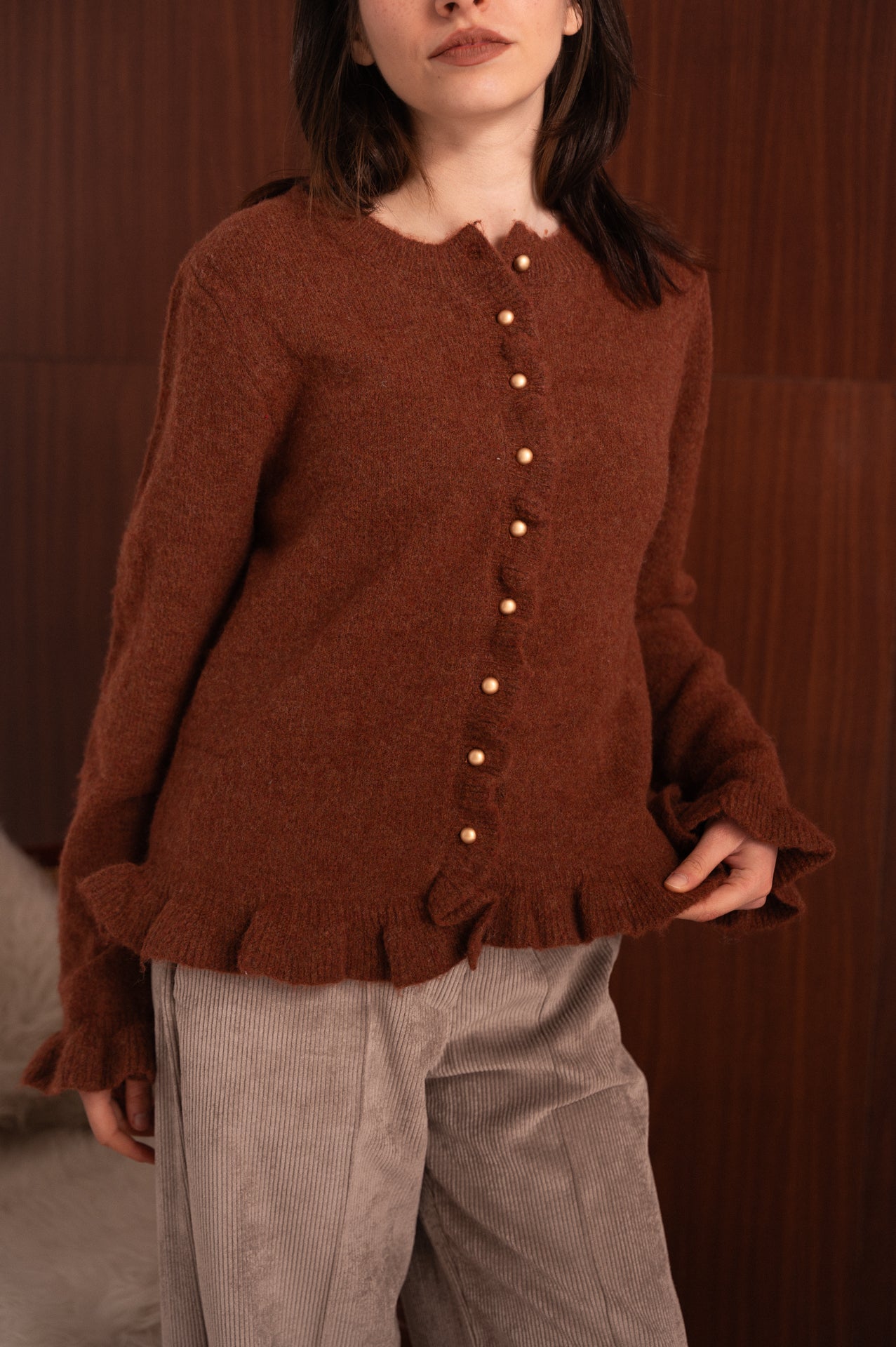 Cardigan marrone donna con bottoni dorati e dettagli volant