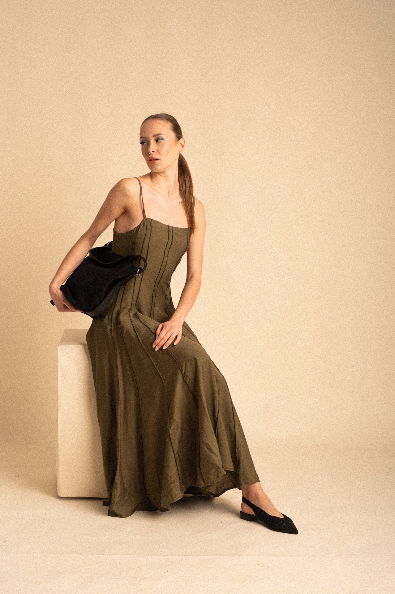 Abito Avenue Lungo Khaki a Spalline con Struttura a Pannelli