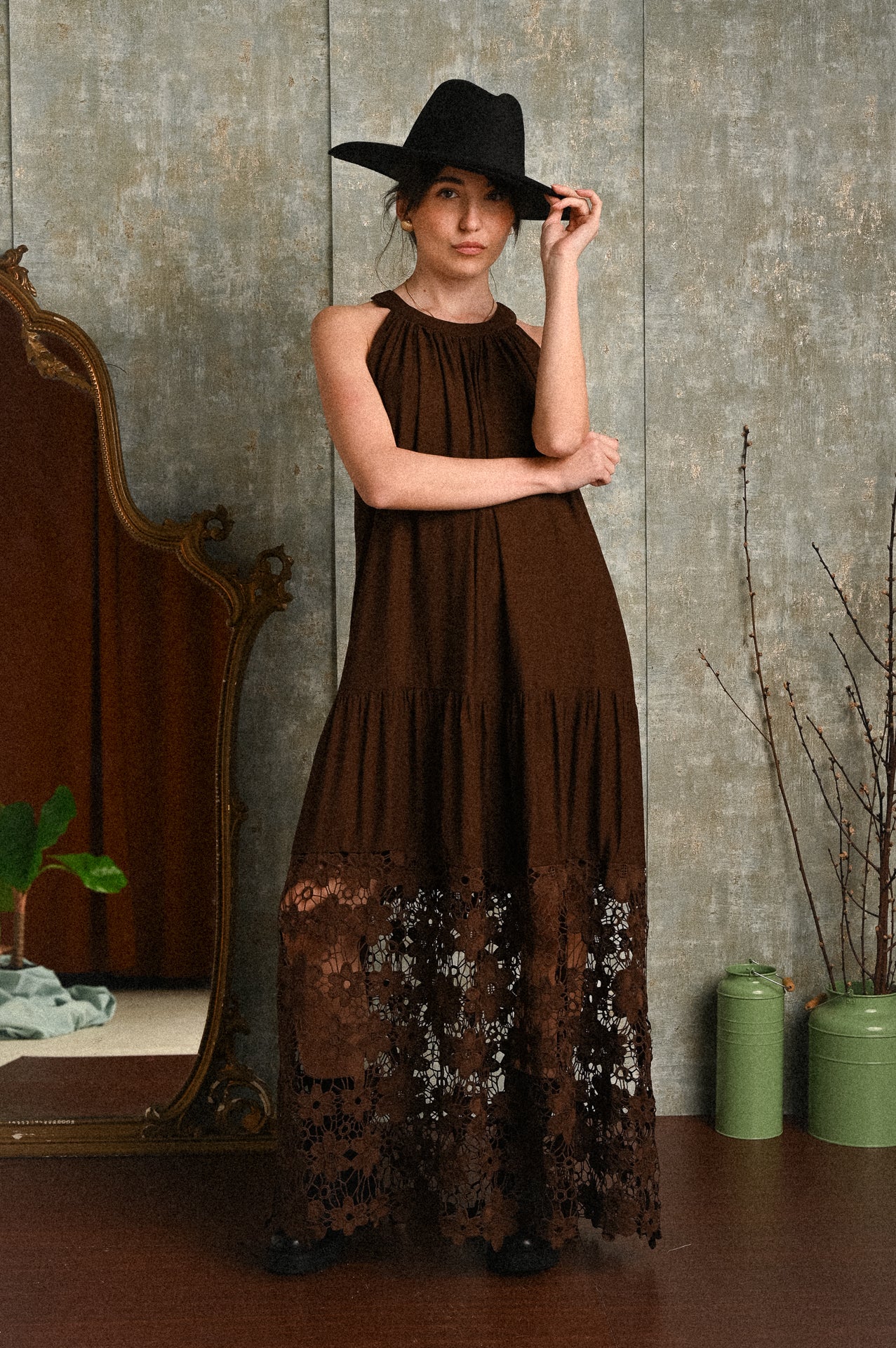 Abito Lungo Marrone in Pizzo | Abito Halter Neck a Balze Elegante