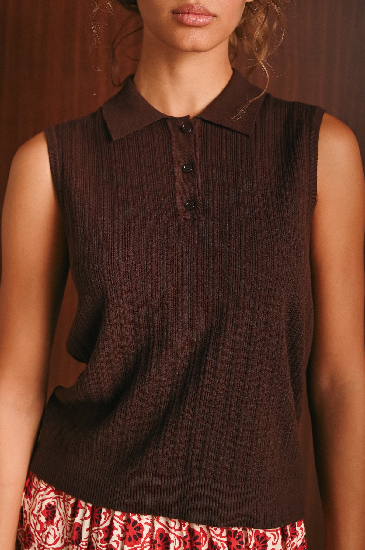 Polo donna smanicata in maglia a costine color cioccolato caffè