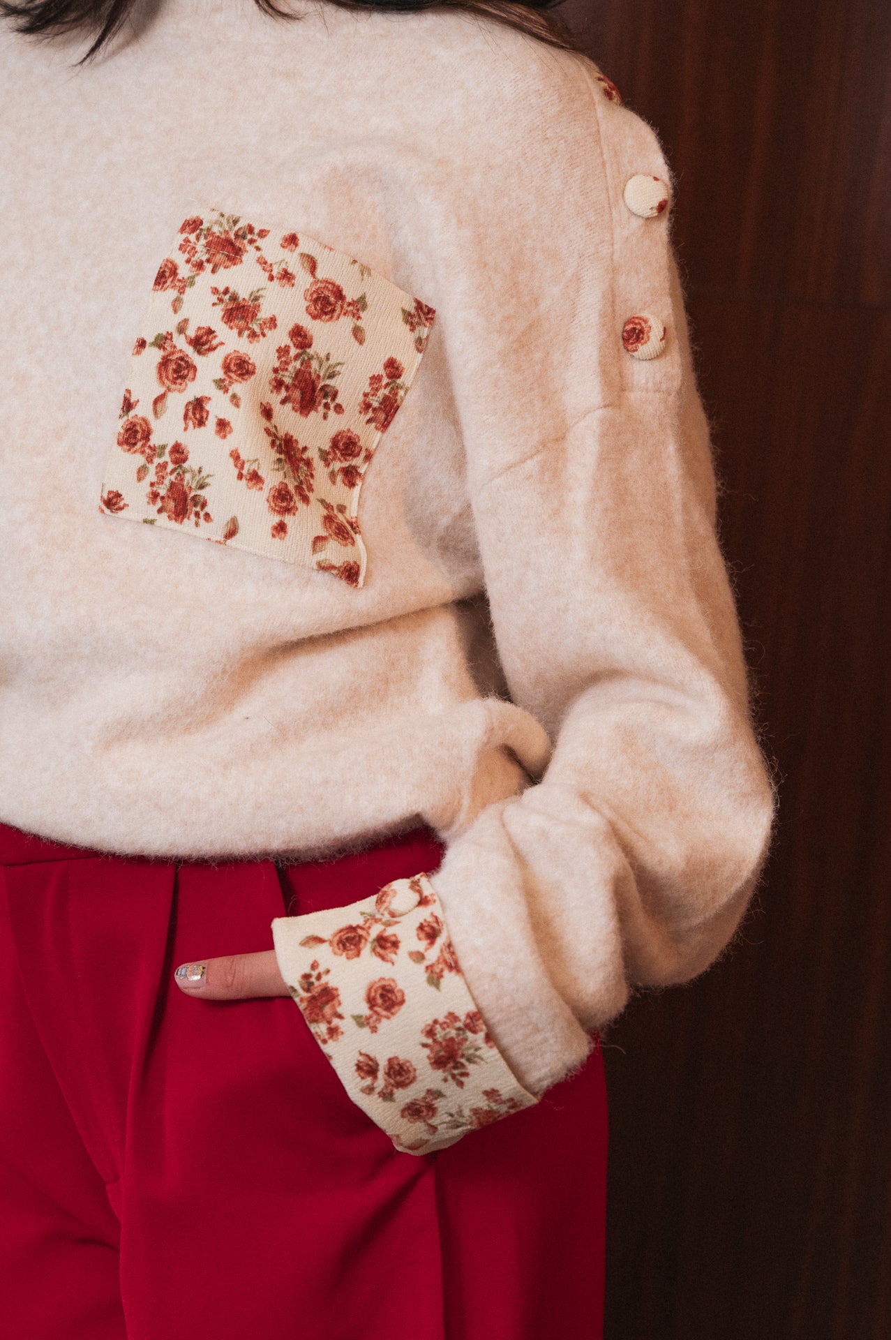 Maglione écru con inserti in velluto a fiori