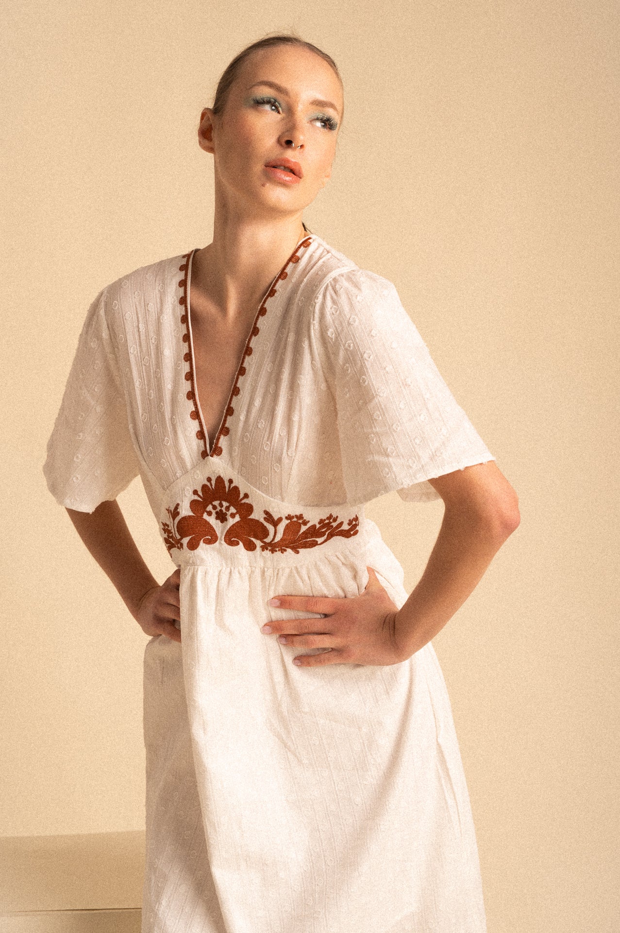 Abito lungo bianco in cotone con ricami terracotta e micro pois tono su tono
