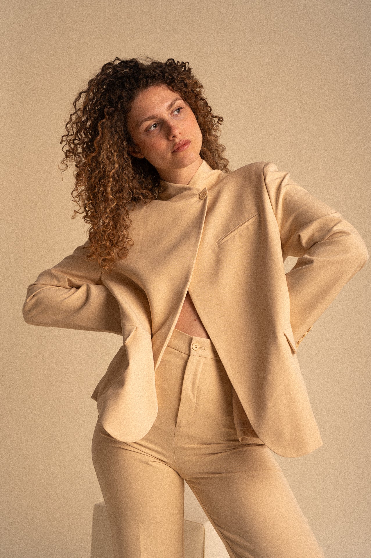 Blazer Donna crema con Chiusura Asimmetrica