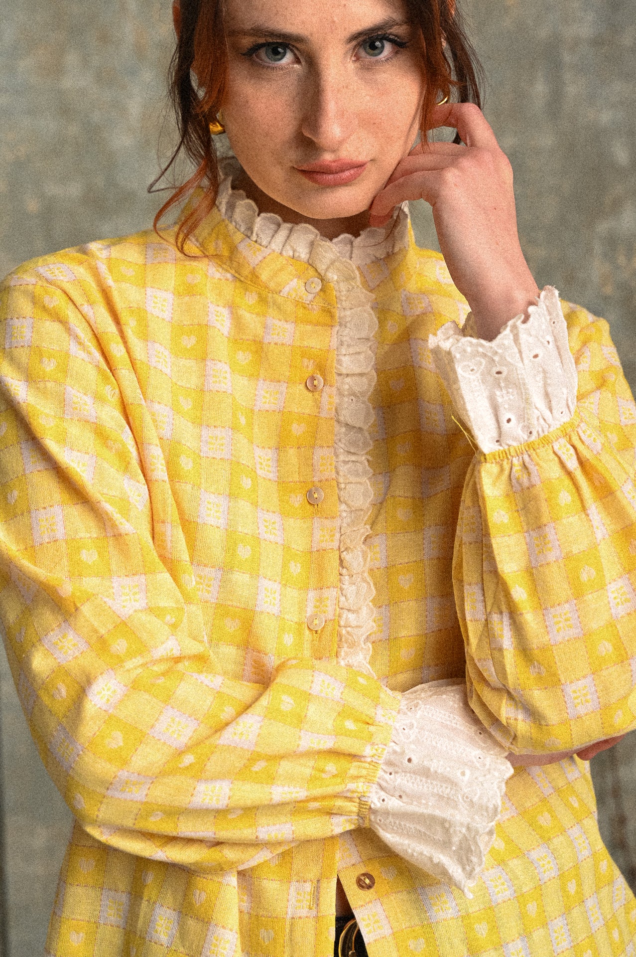 Camicia Donna Gialla a Cuoricini con Volant e Dettagli in Pizzo – 100% Cotone