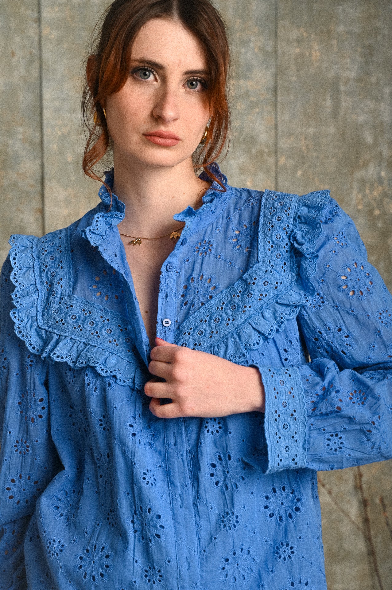 Camicia Campanula Blu Ricamata Sangallo in Cotone – Collo Rouches