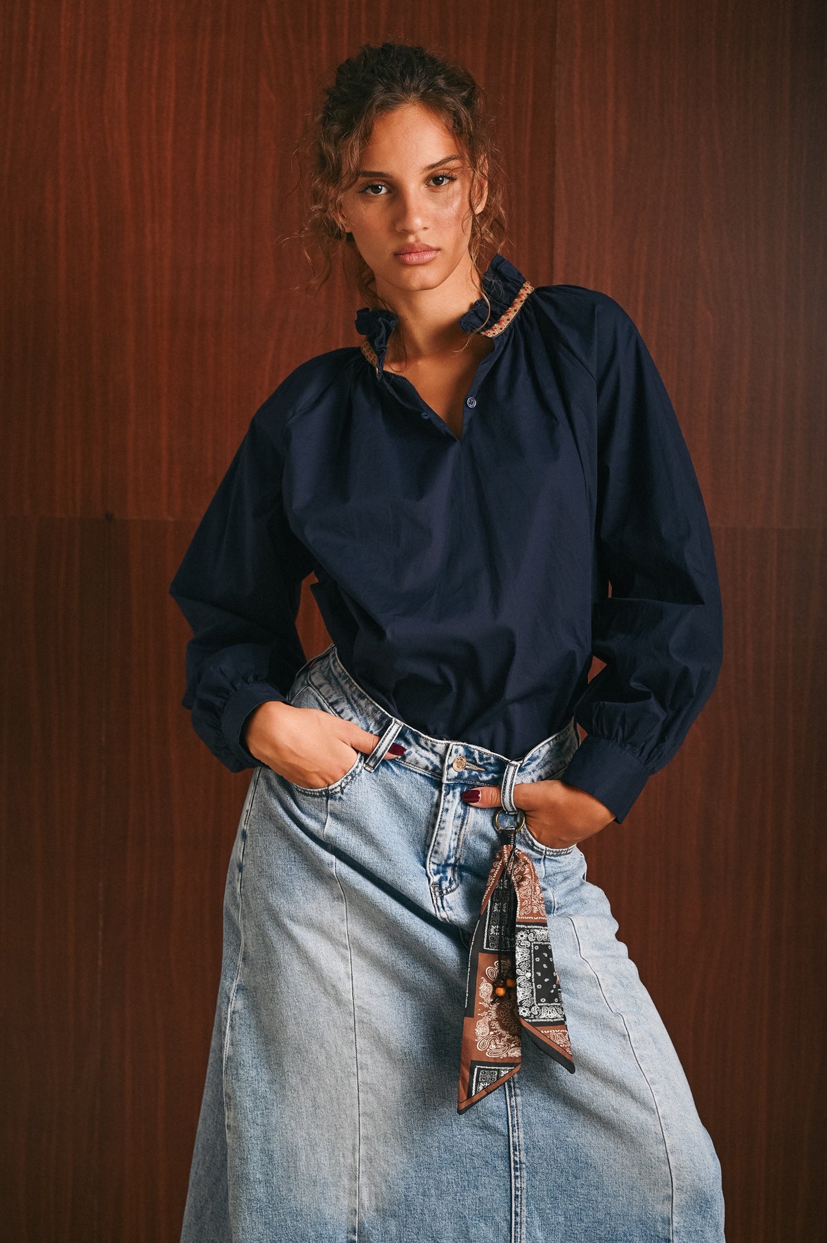 Blusa Donna Blu in 100% Cotone con Colletto Ricamato e Maniche Lunghe