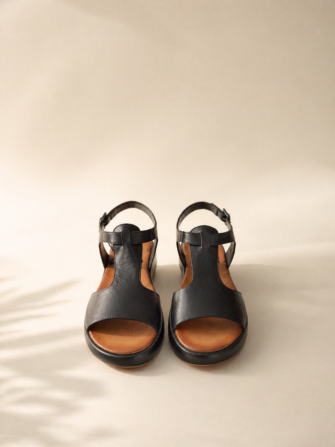 Sandalo T-Bar in Pelle Nero con Plateau 3 cm e Cinturino Regolabile