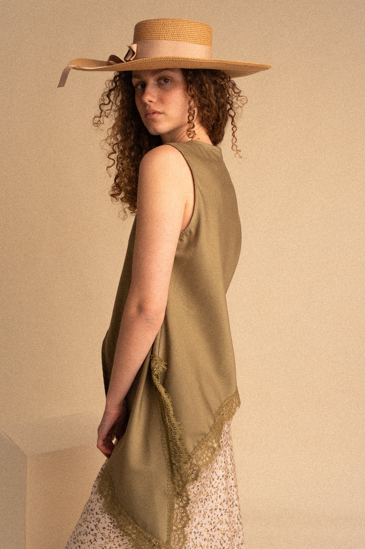 Gilet Donna Oliva con Inserto in Pizzo e Bottoni Frontali