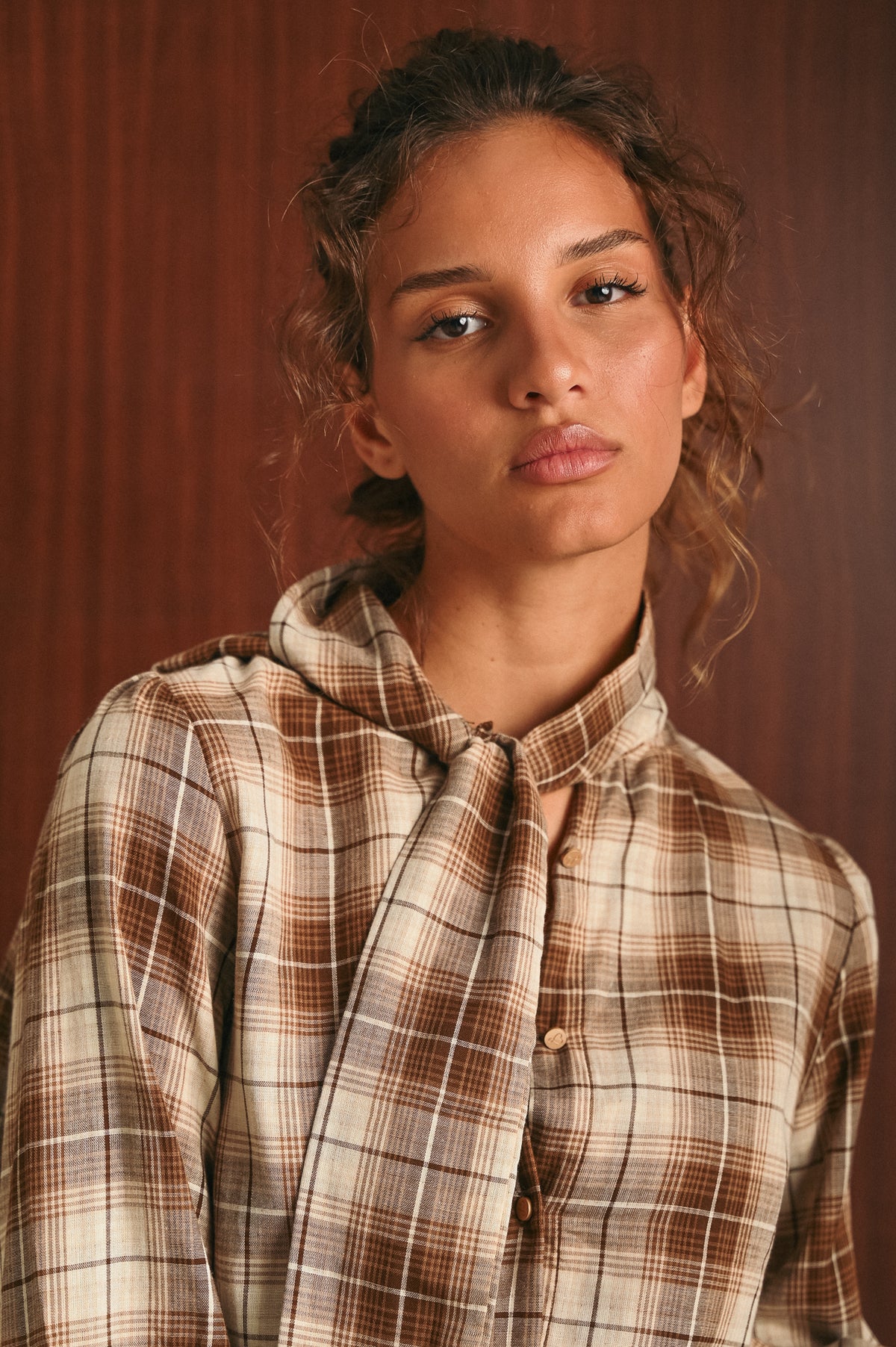 Camicia donna a quadri con colletto lavallière e bottoni