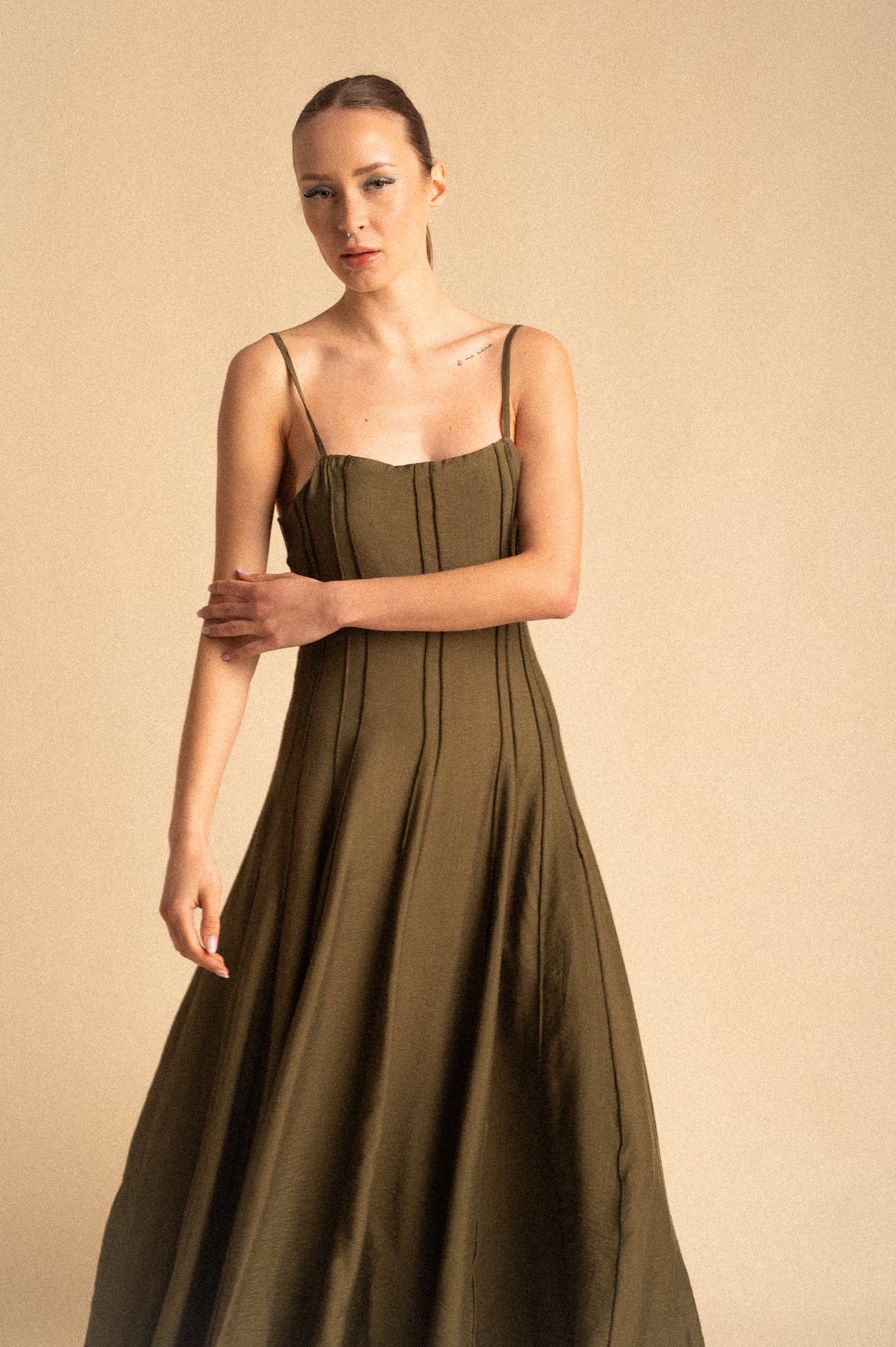 Abito Avenue Lungo Khaki a Spalline con Struttura a Pannelli