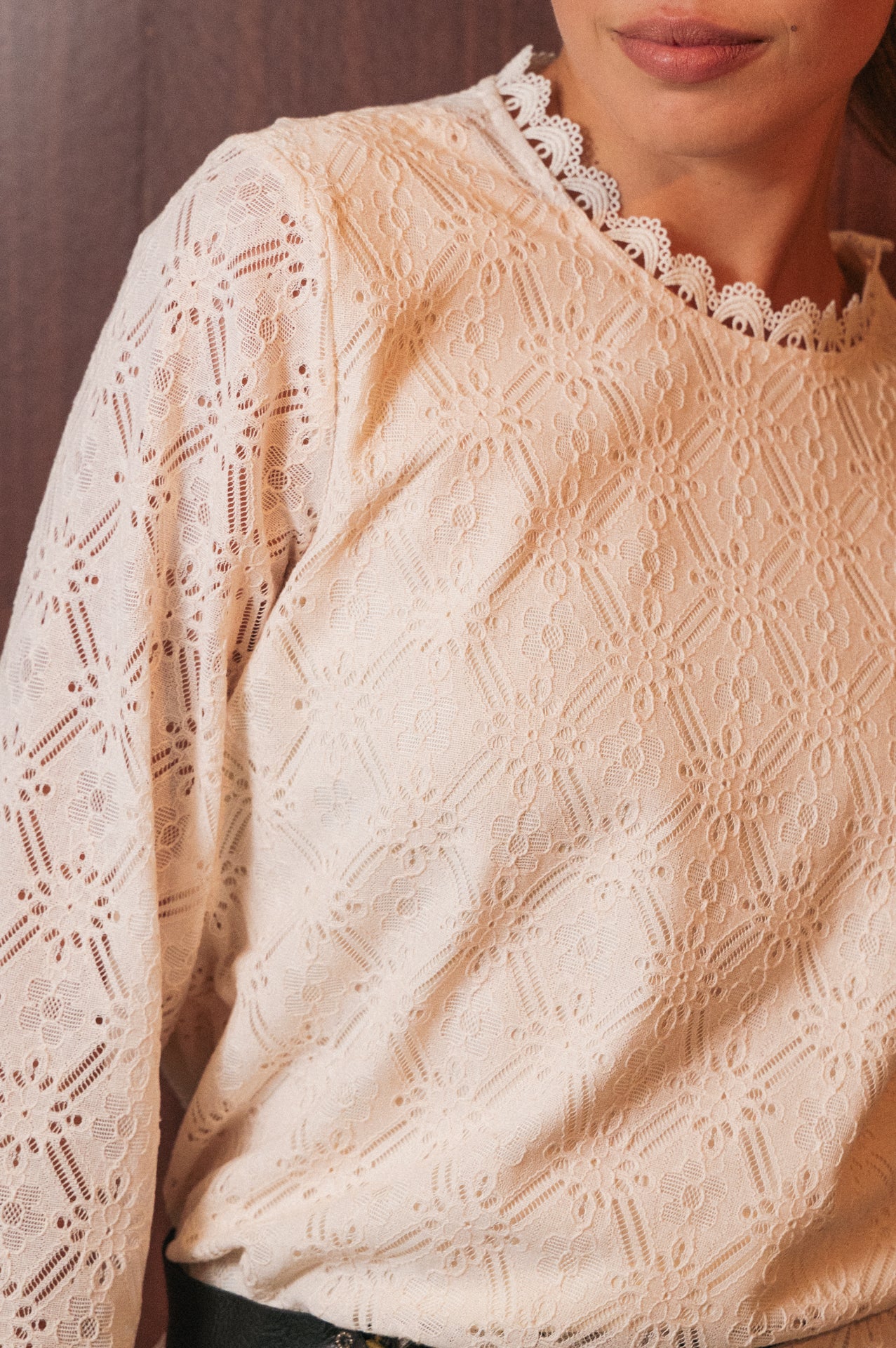 Abito Corto in Pizzo Color Panna - Collo a Volant