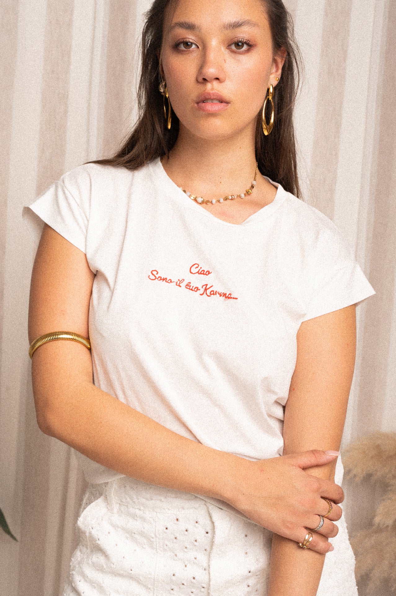 T-shirt bianca con scritta ricamata
