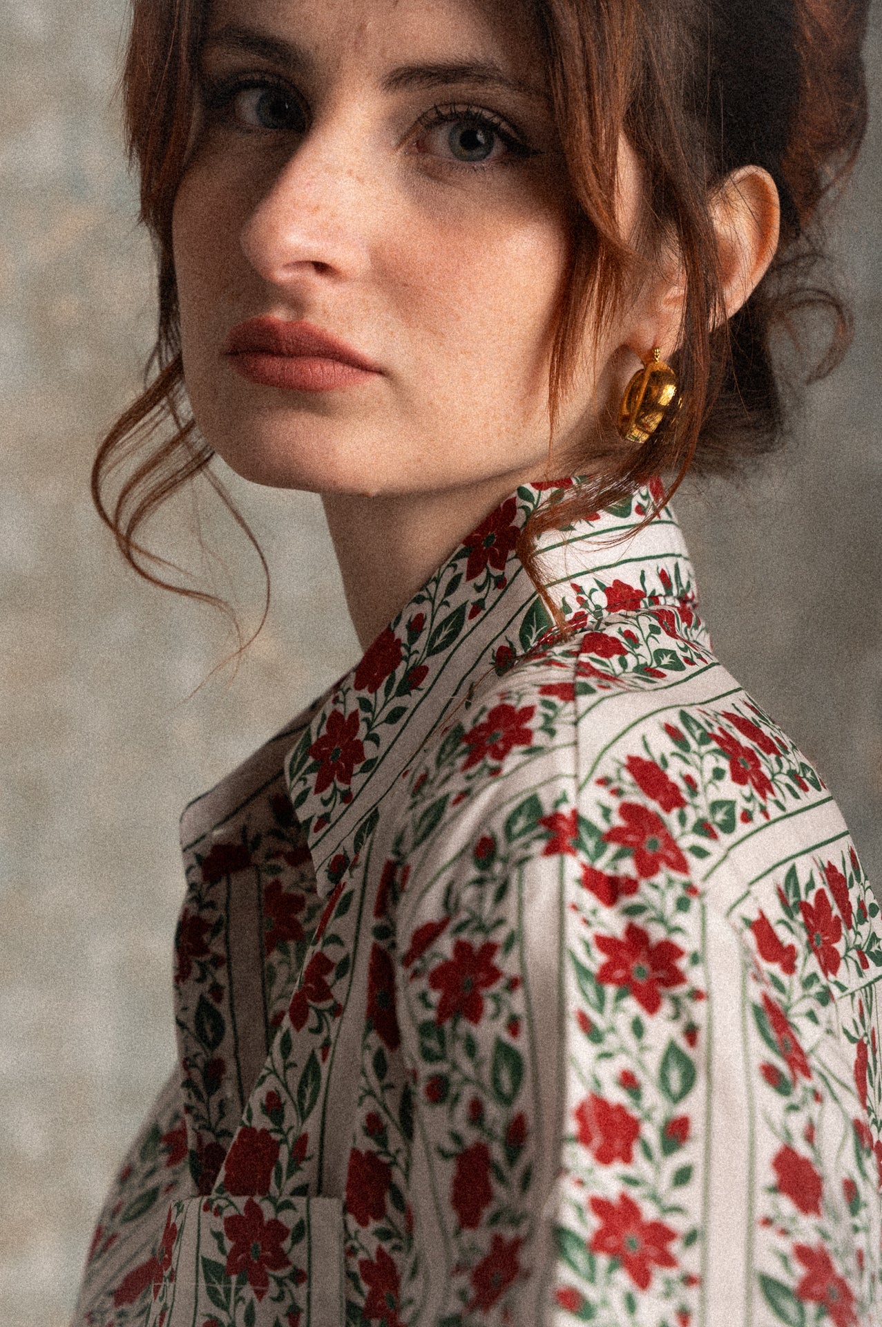 Camicia donna floreale rossa – camicia a righe con micro fiori vintage