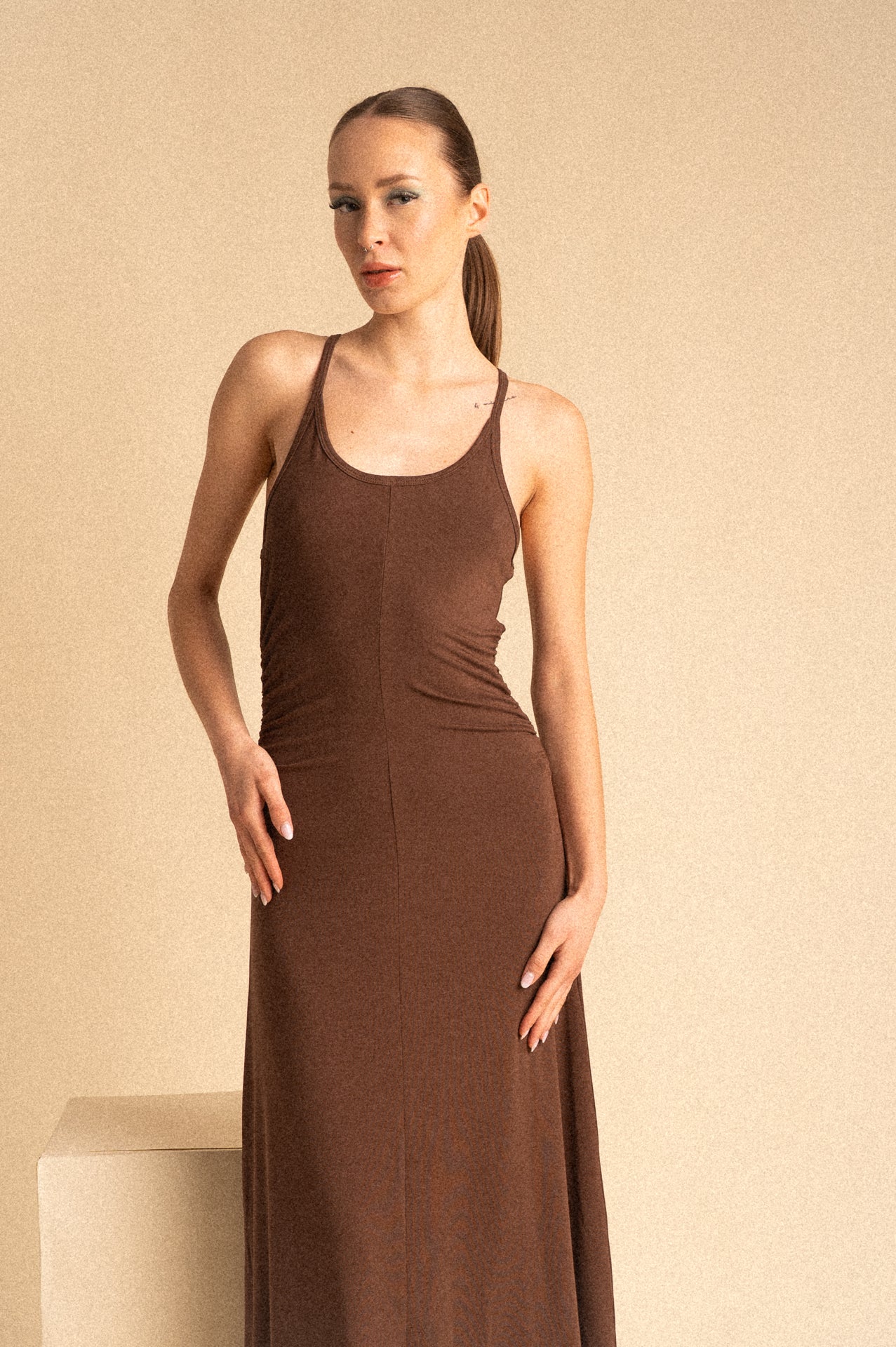 Abito Lungo Bodycon Hudson – Marrone con Drappeggio Laterale