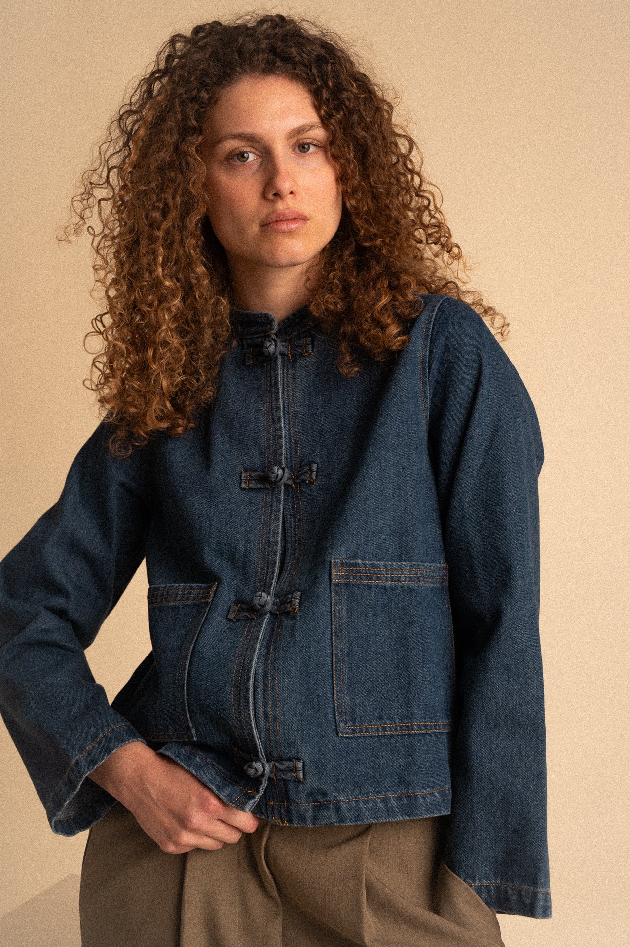 Giacca mandarin collet in Denim con Chiusura frog closure
