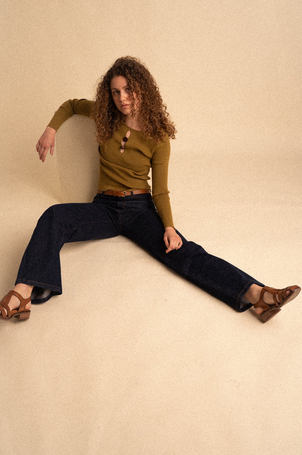 Maglia Donna a Coste Verde Oliva con Cut-Out e Bottoni – Manica Lunga