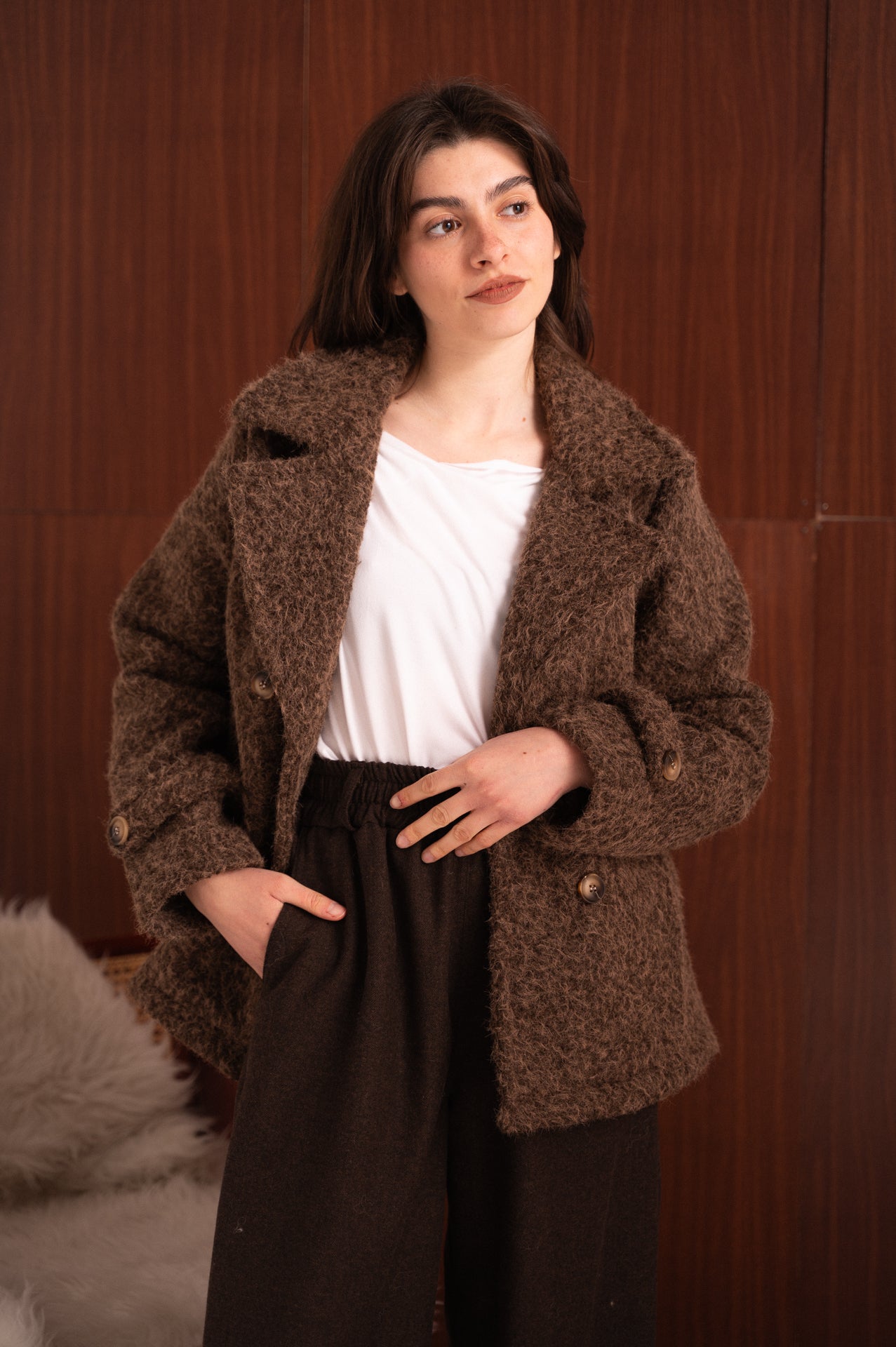 Cappotto corto marrone dal taglio sartoriale con tasche laterali