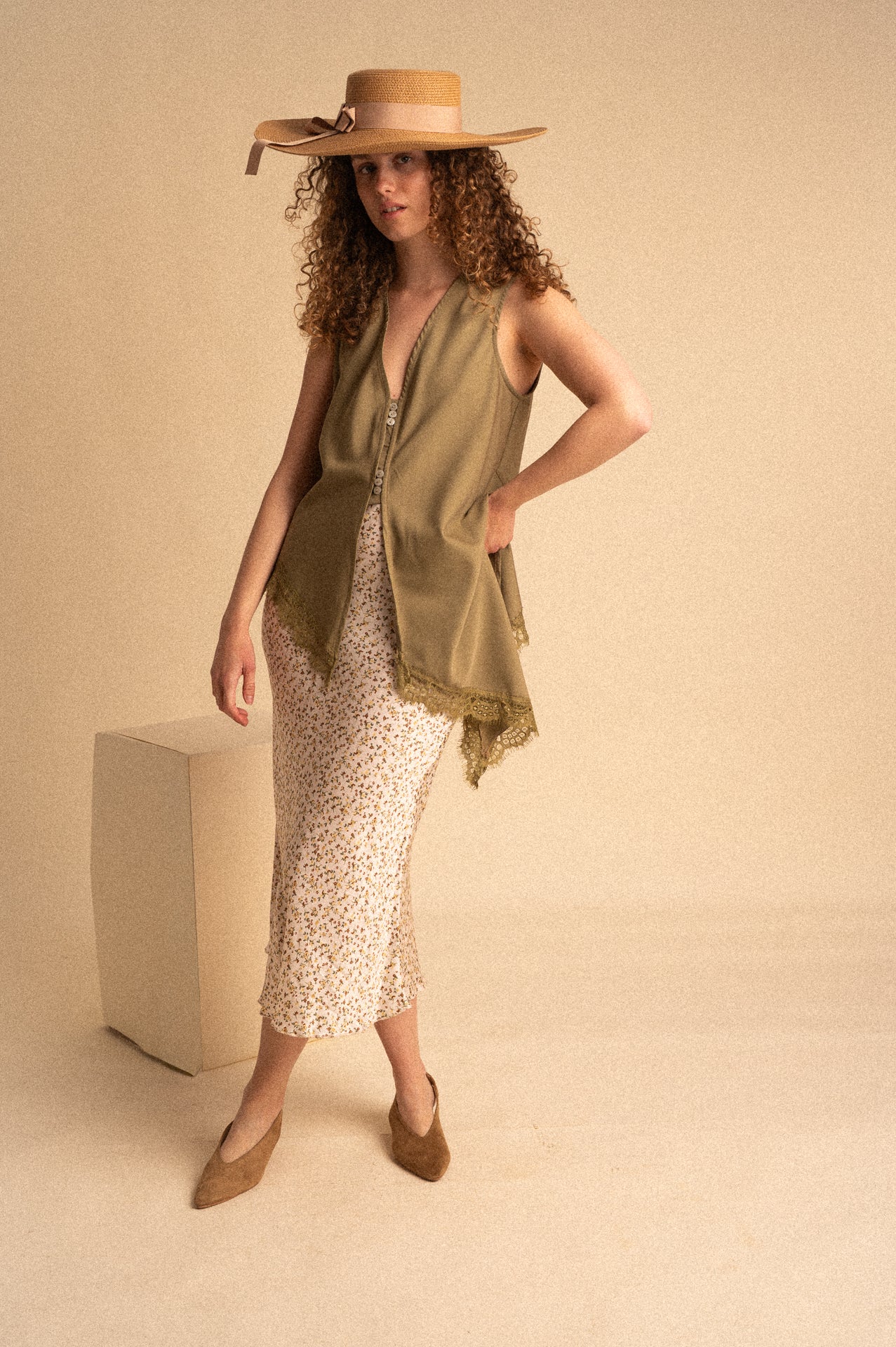 Gilet Donna Oliva con Inserto in Pizzo e Bottoni Frontali