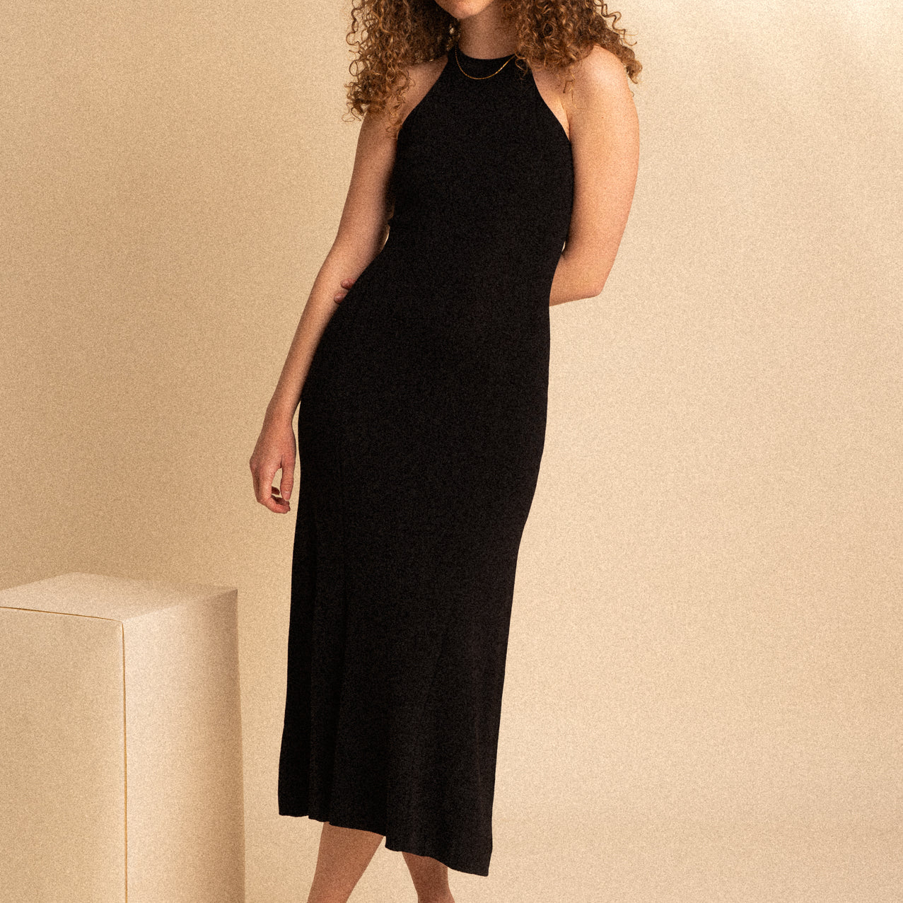 Abito isatis Midi Nero Halter Neck Aderente con Schiena Scoperta