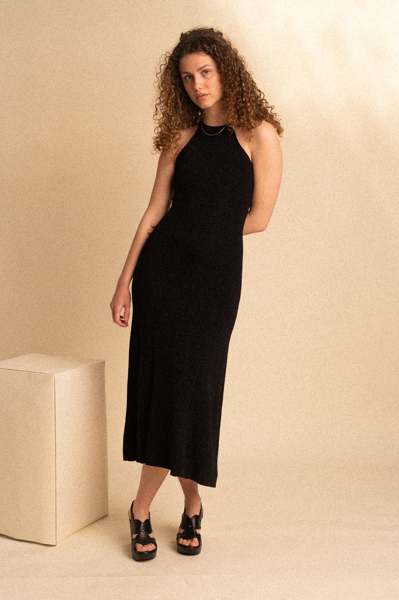 Abito isatis Midi Nero Halter Neck Aderente con Schiena Scoperta