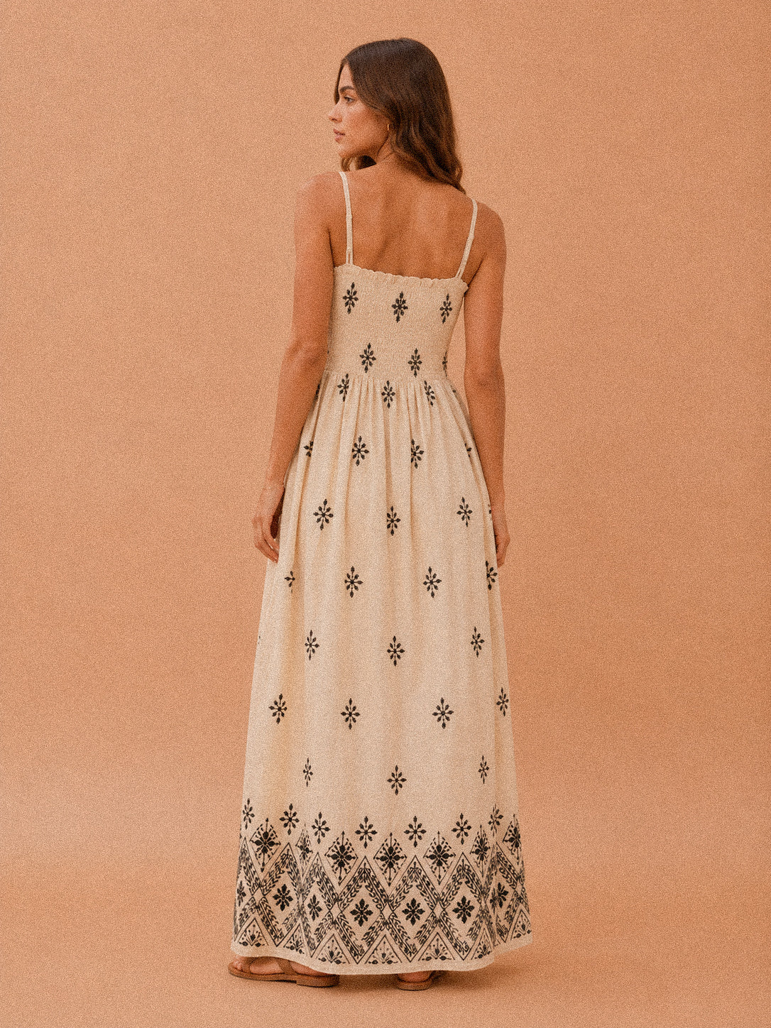 Abito lungo beige con ricami