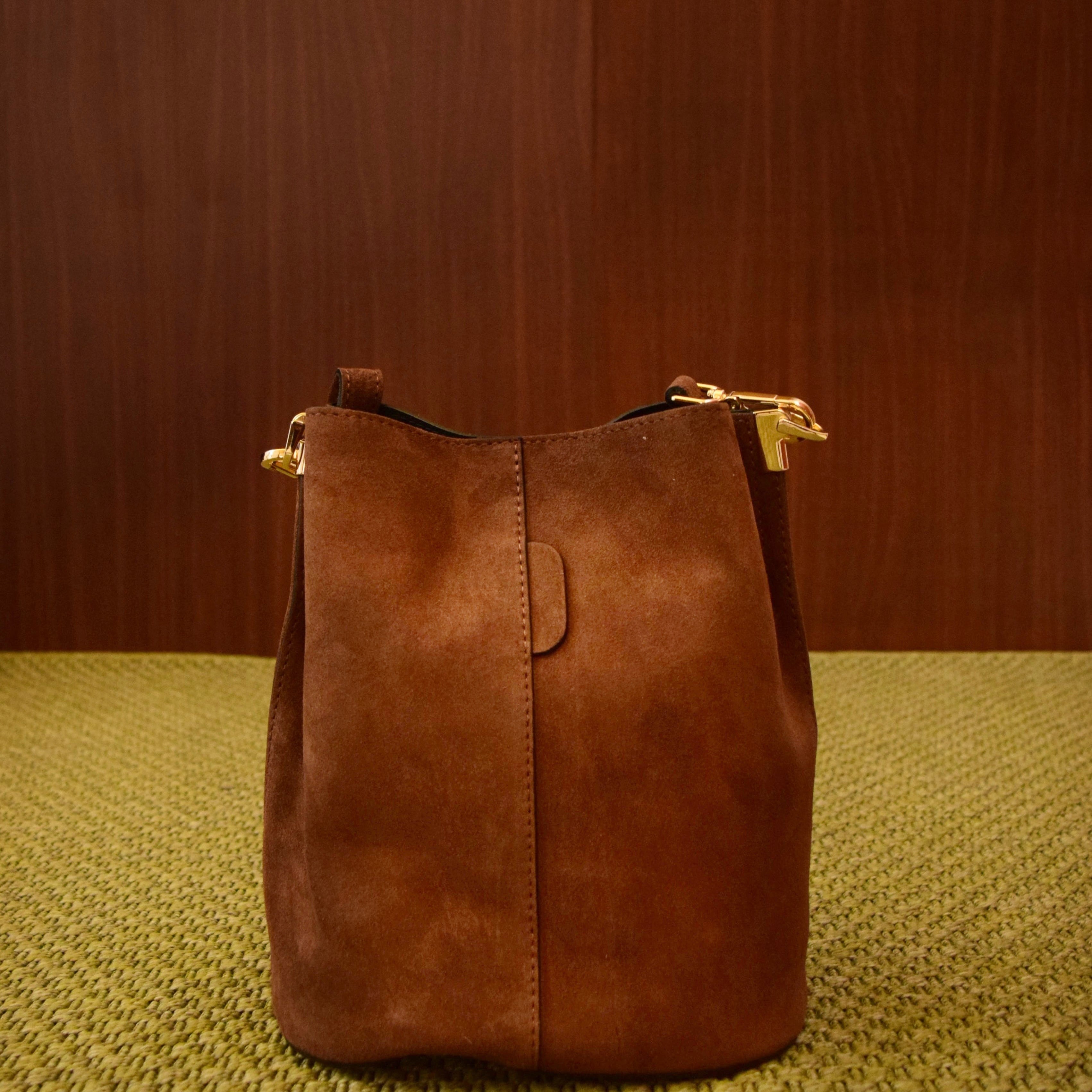 Borsa secchiello color cuoio in pelle scamosciata